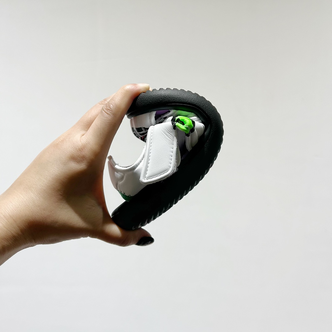 图片[9]-🔗专柜版Adidas小海马三代儿童凉鞋 🦶尺码：22-35码 👟 Adidas小海马三代童鞋，踩出快乐的步伐👣设计超级萌萌哒🎈，色彩斑斓，就像彩虹🌈在脚边跳舞。 🌟经典Adidas logo，品质保证👍，每一双都是匠心之作。柔软的内里💖，贴合宝宝的小脚，行走间如行云流水🍃，让宝宝尽享夏日清凉。 🛠️耐磨橡胶外底耐用防滑，无论是沙滩玩耍🏖️还是日常出行，都能给宝贝最安心的保护。而且，清洗起来也超方便💦，妈妈们再也不用担心弄脏鞋子啦！-选品中心