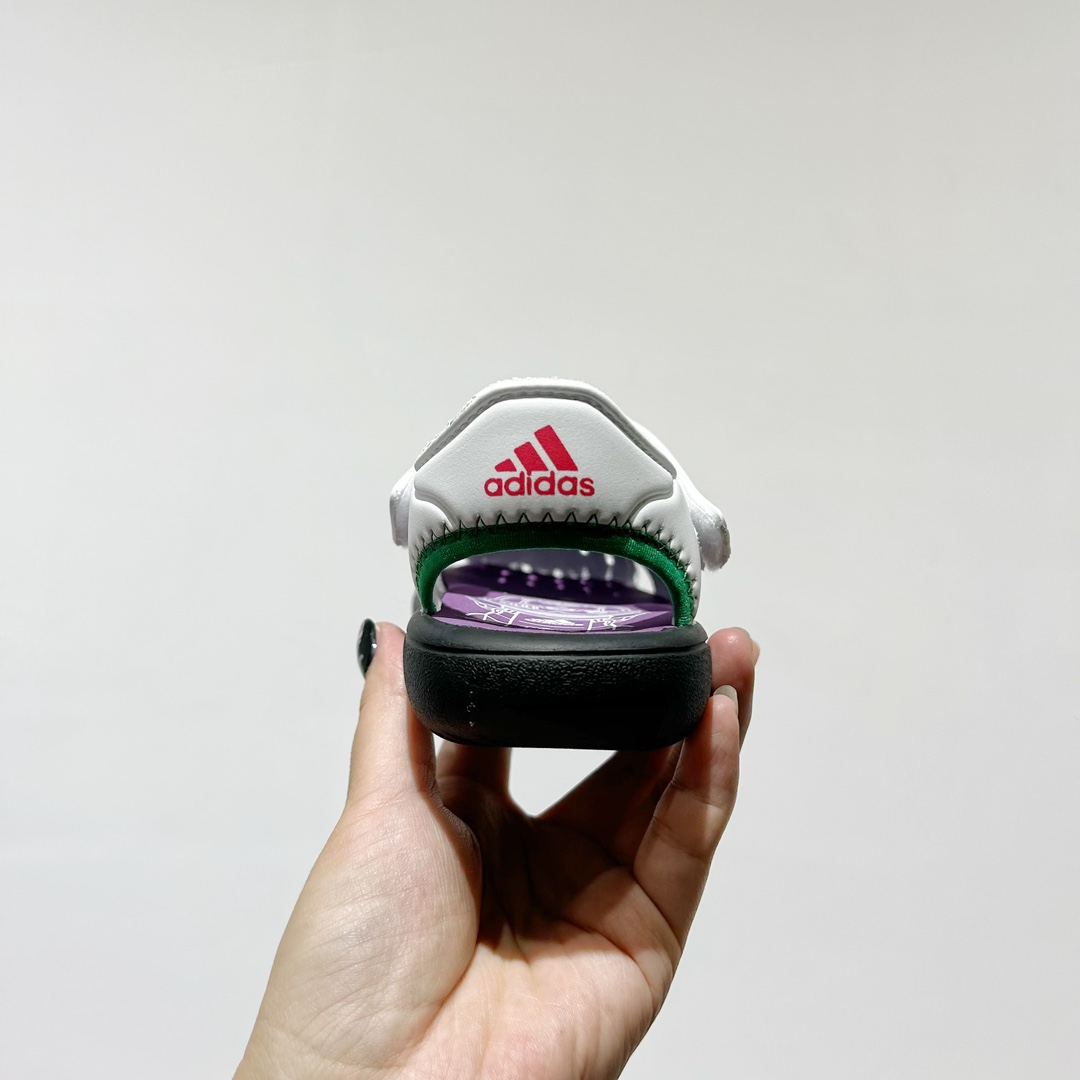 图片[6]-🔗专柜版Adidas小海马三代儿童凉鞋 🦶尺码：22-35码 👟 Adidas小海马三代童鞋，踩出快乐的步伐👣设计超级萌萌哒🎈，色彩斑斓，就像彩虹🌈在脚边跳舞。 🌟经典Adidas logo，品质保证👍，每一双都是匠心之作。柔软的内里💖，贴合宝宝的小脚，行走间如行云流水🍃，让宝宝尽享夏日清凉。 🛠️耐磨橡胶外底耐用防滑，无论是沙滩玩耍🏖️还是日常出行，都能给宝贝最安心的保护。而且，清洗起来也超方便💦，妈妈们再也不用担心弄脏鞋子啦！-选品中心