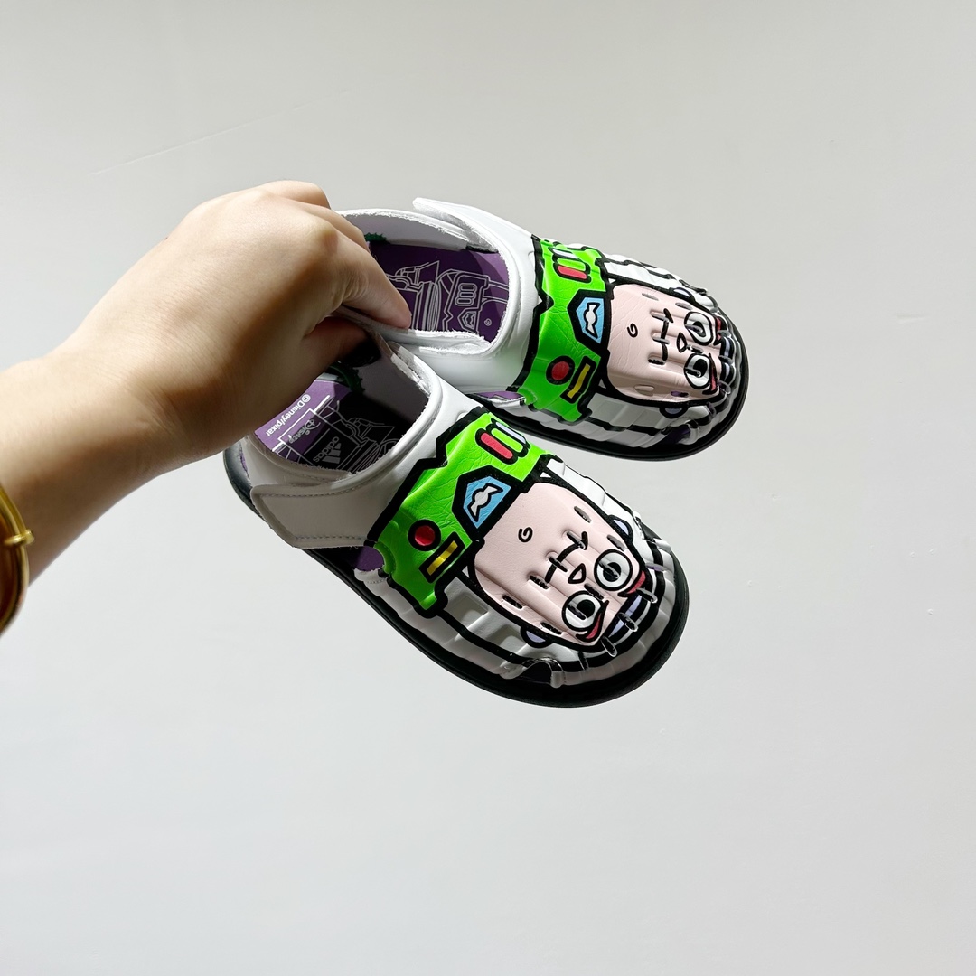 🔗专柜版Adidas小海马三代儿童凉鞋 🦶尺码：22-35码 👟 Adidas小海马三代童鞋，踩出快乐的步伐👣设计超级萌萌哒🎈，色彩斑斓，就像彩虹🌈在脚边跳舞。 🌟经典Adidas logo，品质保证👍，每一双都是匠心之作。柔软的内里💖，贴合宝宝的小脚，行走间如行云流水🍃，让宝宝尽享夏日清凉。 🛠️耐磨橡胶外底耐用防滑，无论是沙滩玩耍🏖️还是日常出行，都能给宝贝最安心的保护。而且，清洗起来也超方便💦，妈妈们再也不用担心弄脏鞋子啦！-选品中心