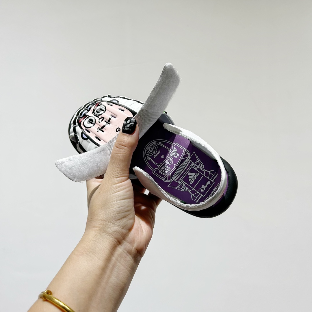 图片[7]-🔗专柜版Adidas小海马三代儿童凉鞋 🦶尺码：22-35码 👟 Adidas小海马三代童鞋，踩出快乐的步伐👣设计超级萌萌哒🎈，色彩斑斓，就像彩虹🌈在脚边跳舞。 🌟经典Adidas logo，品质保证👍，每一双都是匠心之作。柔软的内里💖，贴合宝宝的小脚，行走间如行云流水🍃，让宝宝尽享夏日清凉。 🛠️耐磨橡胶外底耐用防滑，无论是沙滩玩耍🏖️还是日常出行，都能给宝贝最安心的保护。而且，清洗起来也超方便💦，妈妈们再也不用担心弄脏鞋子啦！-选品中心