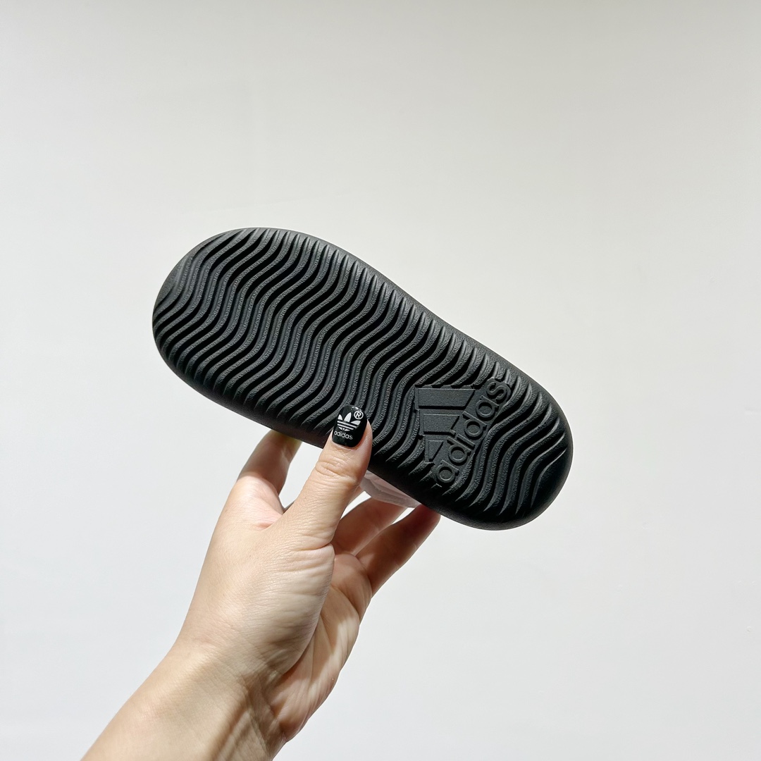 图片[8]-🔗专柜版Adidas小海马三代儿童凉鞋 🦶尺码：22-35码 👟 Adidas小海马三代童鞋，踩出快乐的步伐👣设计超级萌萌哒🎈，色彩斑斓，就像彩虹🌈在脚边跳舞。 🌟经典Adidas logo，品质保证👍，每一双都是匠心之作。柔软的内里💖，贴合宝宝的小脚，行走间如行云流水🍃，让宝宝尽享夏日清凉。 🛠️耐磨橡胶外底耐用防滑，无论是沙滩玩耍🏖️还是日常出行，都能给宝贝最安心的保护。而且，清洗起来也超方便💦，妈妈们再也不用担心弄脏鞋子啦！-选品中心