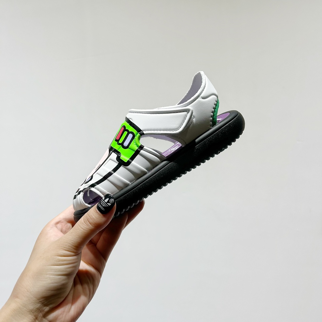 图片[4]-🔗专柜版Adidas小海马三代儿童凉鞋 🦶尺码：22-35码 👟 Adidas小海马三代童鞋，踩出快乐的步伐👣设计超级萌萌哒🎈，色彩斑斓，就像彩虹🌈在脚边跳舞。 🌟经典Adidas logo，品质保证👍，每一双都是匠心之作。柔软的内里💖，贴合宝宝的小脚，行走间如行云流水🍃，让宝宝尽享夏日清凉。 🛠️耐磨橡胶外底耐用防滑，无论是沙滩玩耍🏖️还是日常出行，都能给宝贝最安心的保护。而且，清洗起来也超方便💦，妈妈们再也不用担心弄脏鞋子啦！-选品中心