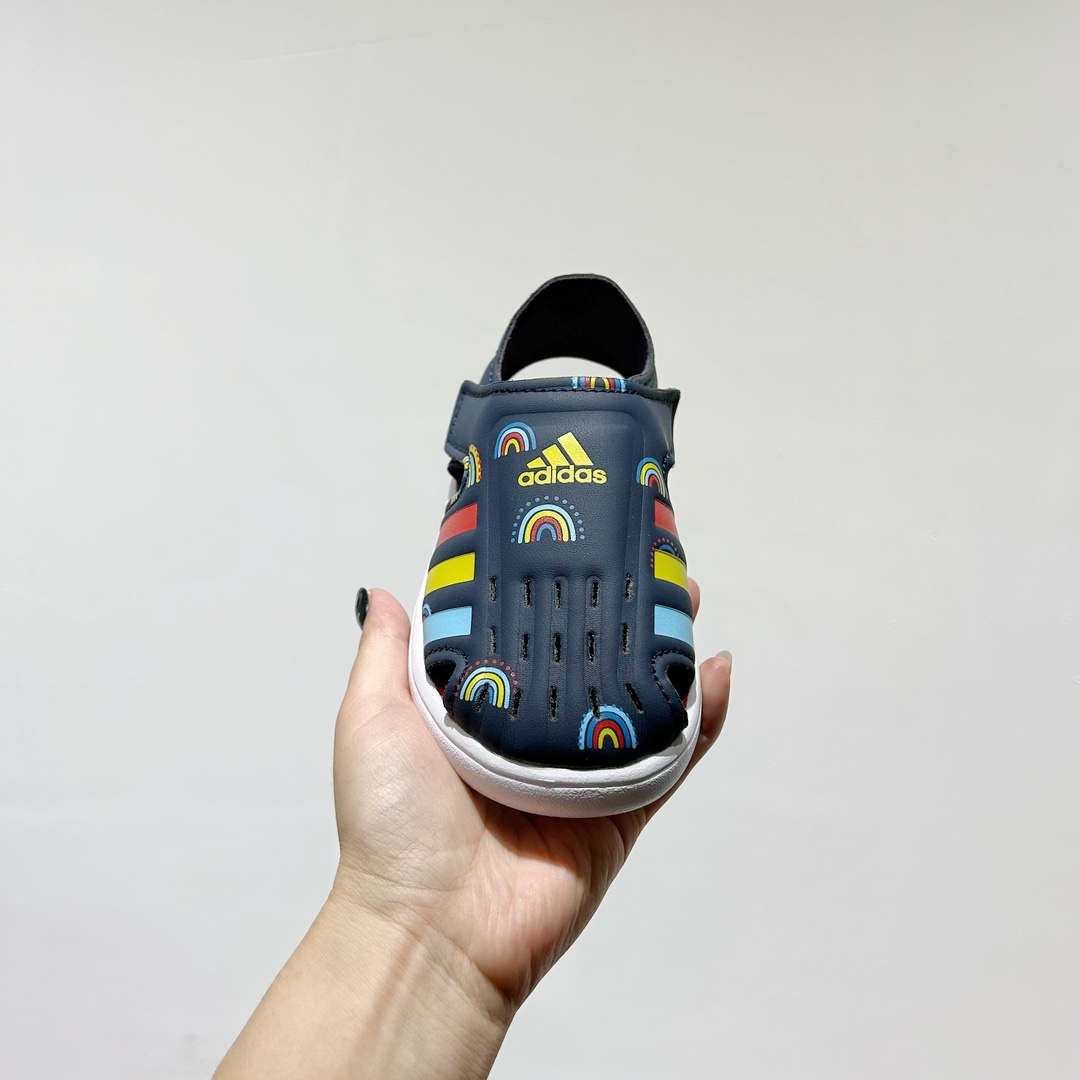 图片[3]-🔗专柜版Adidas小海马三代儿童凉鞋 🦶尺码：22-35码 👟 Adidas小海马三代童鞋，踩出快乐的步伐👣设计超级萌萌哒🎈，色彩斑斓，就像彩虹🌈在脚边跳舞。 🌟经典Adidas logo，品质保证👍，每一双都是匠心之作。柔软的内里💖，贴合宝宝的小脚，行走间如行云流水🍃，让宝宝尽享夏日清凉。 🛠️耐磨橡胶外底耐用防滑，无论是沙滩玩耍🏖️还是日常出行，都能给宝贝最安心的保护。而且，清洗起来也超方便💦，妈妈们再也不用担心弄脏鞋子啦！-选品中心