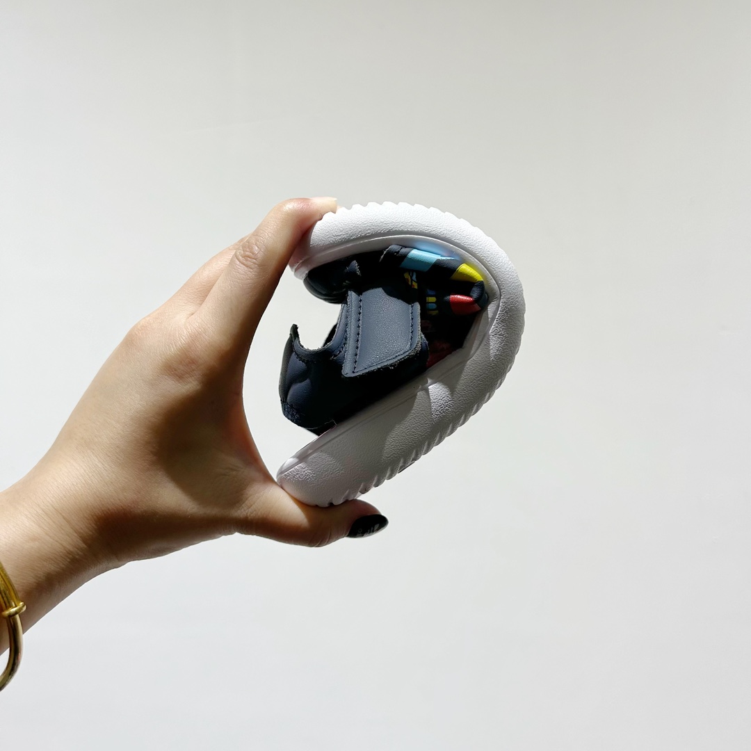 图片[9]-🔗专柜版Adidas小海马三代儿童凉鞋 🦶尺码：22-35码 👟 Adidas小海马三代童鞋，踩出快乐的步伐👣设计超级萌萌哒🎈，色彩斑斓，就像彩虹🌈在脚边跳舞。 🌟经典Adidas logo，品质保证👍，每一双都是匠心之作。柔软的内里💖，贴合宝宝的小脚，行走间如行云流水🍃，让宝宝尽享夏日清凉。 🛠️耐磨橡胶外底耐用防滑，无论是沙滩玩耍🏖️还是日常出行，都能给宝贝最安心的保护。而且，清洗起来也超方便💦，妈妈们再也不用担心弄脏鞋子啦！-选品中心