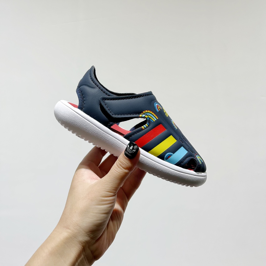 图片[2]-🔗专柜版Adidas小海马三代儿童凉鞋 🦶尺码：22-35码 👟 Adidas小海马三代童鞋，踩出快乐的步伐👣设计超级萌萌哒🎈，色彩斑斓，就像彩虹🌈在脚边跳舞。 🌟经典Adidas logo，品质保证👍，每一双都是匠心之作。柔软的内里💖，贴合宝宝的小脚，行走间如行云流水🍃，让宝宝尽享夏日清凉。 🛠️耐磨橡胶外底耐用防滑，无论是沙滩玩耍🏖️还是日常出行，都能给宝贝最安心的保护。而且，清洗起来也超方便💦，妈妈们再也不用担心弄脏鞋子啦！-选品中心