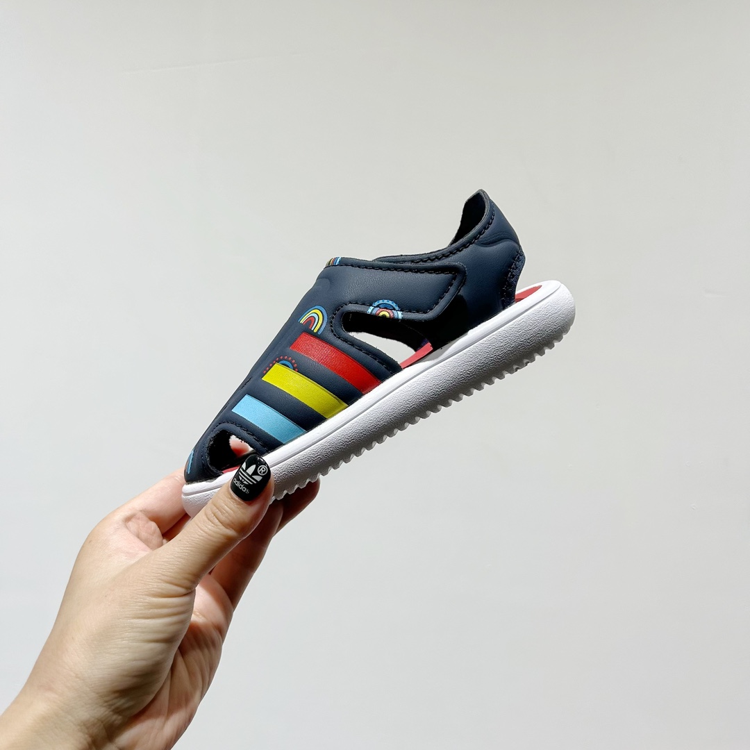 图片[4]-🔗专柜版Adidas小海马三代儿童凉鞋 🦶尺码：22-35码 👟 Adidas小海马三代童鞋，踩出快乐的步伐👣设计超级萌萌哒🎈，色彩斑斓，就像彩虹🌈在脚边跳舞。 🌟经典Adidas logo，品质保证👍，每一双都是匠心之作。柔软的内里💖，贴合宝宝的小脚，行走间如行云流水🍃，让宝宝尽享夏日清凉。 🛠️耐磨橡胶外底耐用防滑，无论是沙滩玩耍🏖️还是日常出行，都能给宝贝最安心的保护。而且，清洗起来也超方便💦，妈妈们再也不用担心弄脏鞋子啦！-选品中心
