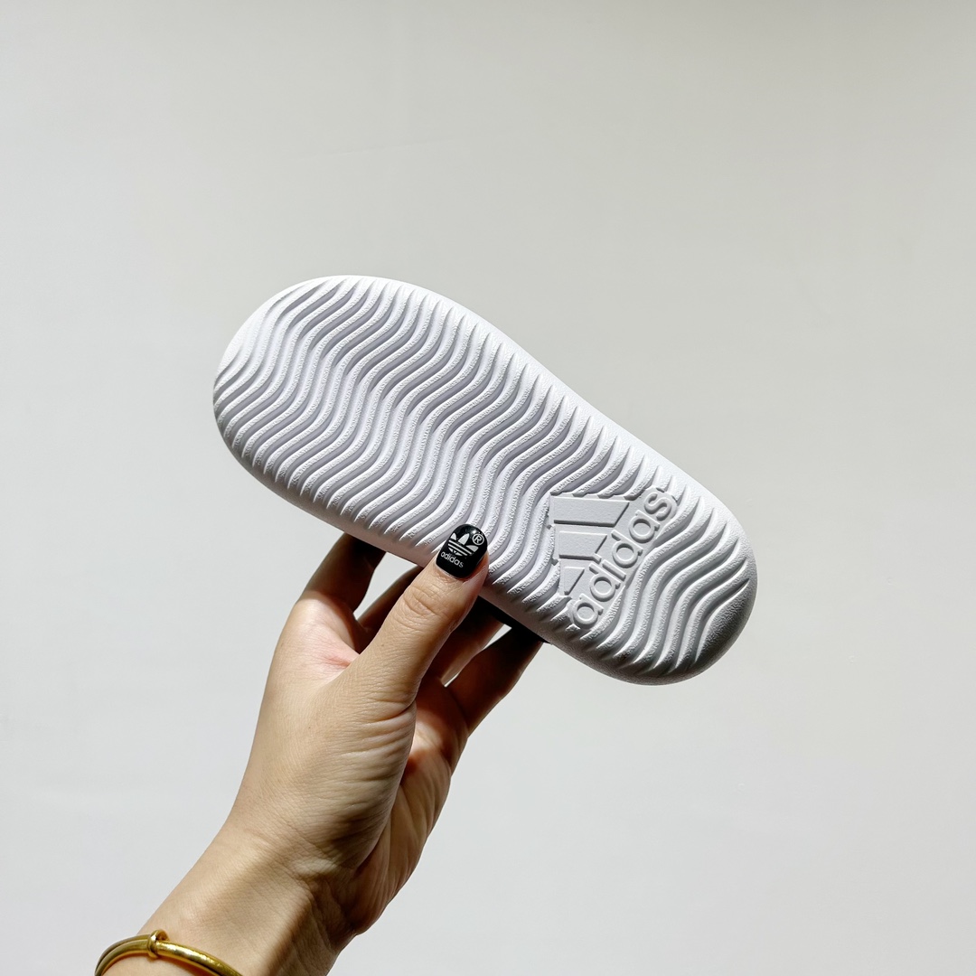 图片[8]-🔗专柜版Adidas小海马三代儿童凉鞋 🦶尺码：22-35码 👟 Adidas小海马三代童鞋，踩出快乐的步伐👣设计超级萌萌哒🎈，色彩斑斓，就像彩虹🌈在脚边跳舞。 🌟经典Adidas logo，品质保证👍，每一双都是匠心之作。柔软的内里💖，贴合宝宝的小脚，行走间如行云流水🍃，让宝宝尽享夏日清凉。 🛠️耐磨橡胶外底耐用防滑，无论是沙滩玩耍🏖️还是日常出行，都能给宝贝最安心的保护。而且，清洗起来也超方便💦，妈妈们再也不用担心弄脏鞋子啦！-选品中心