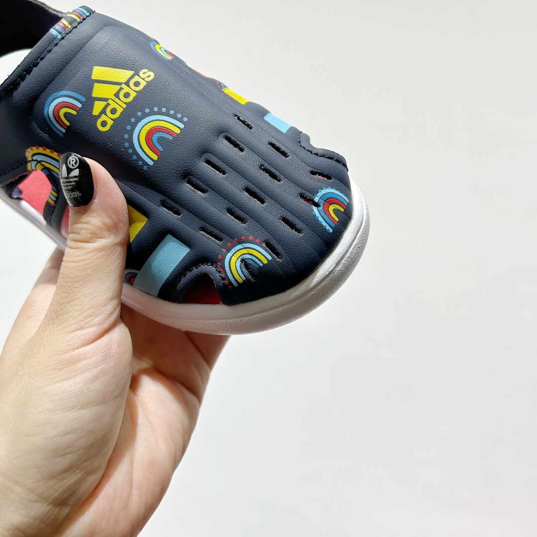 图片[5]-🔗专柜版Adidas小海马三代儿童凉鞋 🦶尺码：22-35码 👟 Adidas小海马三代童鞋，踩出快乐的步伐👣设计超级萌萌哒🎈，色彩斑斓，就像彩虹🌈在脚边跳舞。 🌟经典Adidas logo，品质保证👍，每一双都是匠心之作。柔软的内里💖，贴合宝宝的小脚，行走间如行云流水🍃，让宝宝尽享夏日清凉。 🛠️耐磨橡胶外底耐用防滑，无论是沙滩玩耍🏖️还是日常出行，都能给宝贝最安心的保护。而且，清洗起来也超方便💦，妈妈们再也不用担心弄脏鞋子啦！-选品中心
