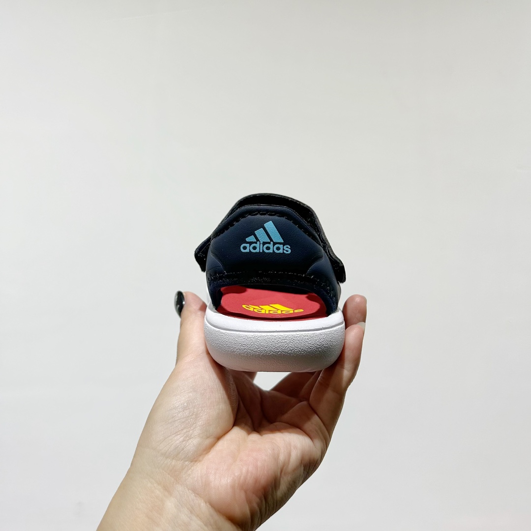 图片[6]-🔗专柜版Adidas小海马三代儿童凉鞋 🦶尺码：22-35码 👟 Adidas小海马三代童鞋，踩出快乐的步伐👣设计超级萌萌哒🎈，色彩斑斓，就像彩虹🌈在脚边跳舞。 🌟经典Adidas logo，品质保证👍，每一双都是匠心之作。柔软的内里💖，贴合宝宝的小脚，行走间如行云流水🍃，让宝宝尽享夏日清凉。 🛠️耐磨橡胶外底耐用防滑，无论是沙滩玩耍🏖️还是日常出行，都能给宝贝最安心的保护。而且，清洗起来也超方便💦，妈妈们再也不用担心弄脏鞋子啦！-选品中心