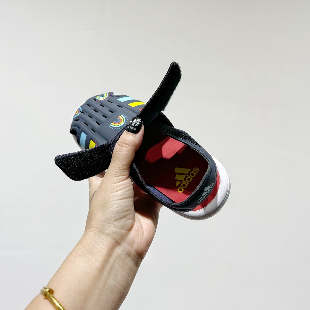 图片[7]-🔗专柜版Adidas小海马三代儿童凉鞋 🦶尺码：22-35码 👟 Adidas小海马三代童鞋，踩出快乐的步伐👣设计超级萌萌哒🎈，色彩斑斓，就像彩虹🌈在脚边跳舞。 🌟经典Adidas logo，品质保证👍，每一双都是匠心之作。柔软的内里💖，贴合宝宝的小脚，行走间如行云流水🍃，让宝宝尽享夏日清凉。 🛠️耐磨橡胶外底耐用防滑，无论是沙滩玩耍🏖️还是日常出行，都能给宝贝最安心的保护。而且，清洗起来也超方便💦，妈妈们再也不用担心弄脏鞋子啦！-选品中心