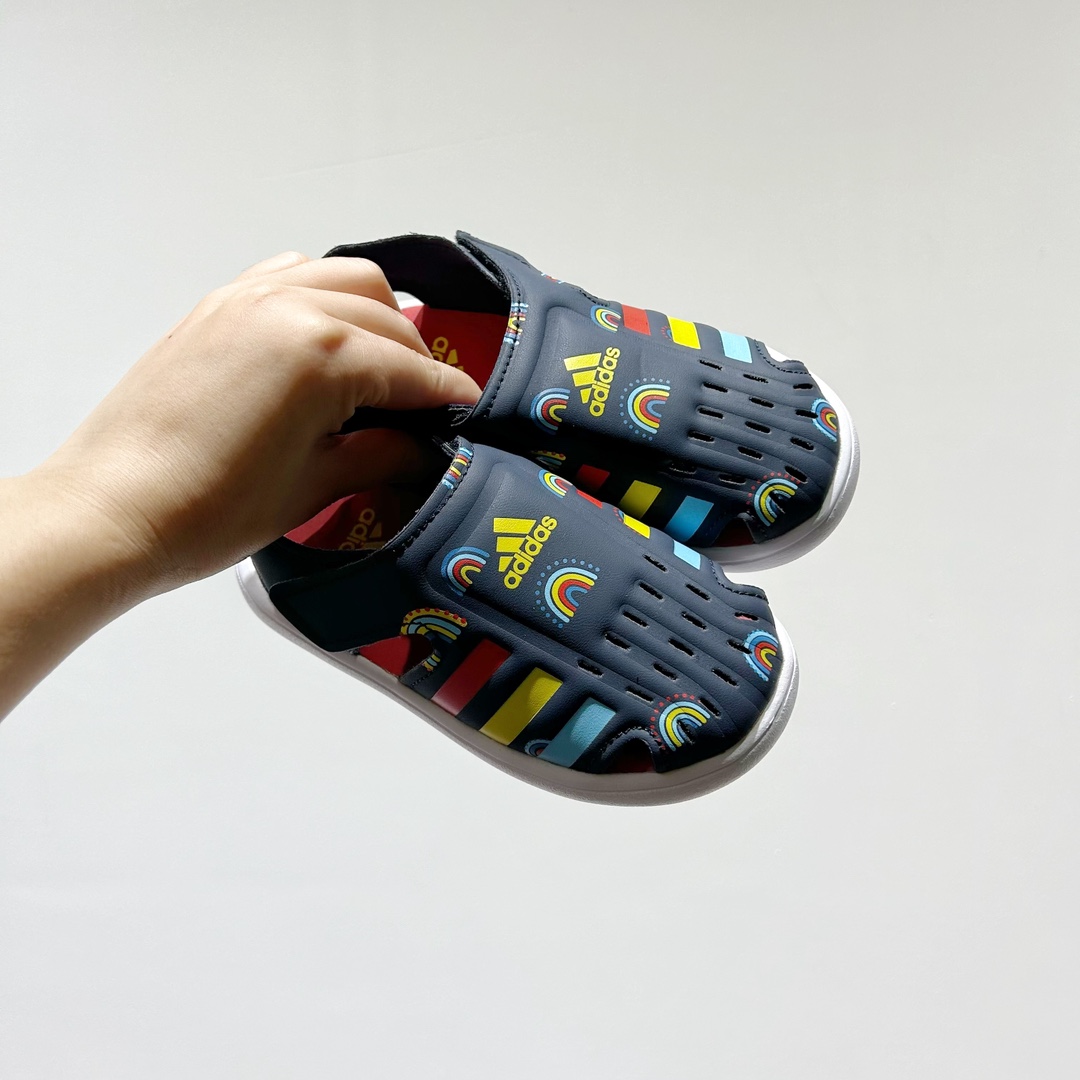 🔗专柜版Adidas小海马三代儿童凉鞋 🦶尺码：22-35码 👟 Adidas小海马三代童鞋，踩出快乐的步伐👣设计超级萌萌哒🎈，色彩斑斓，就像彩虹🌈在脚边跳舞。 🌟经典Adidas logo，品质保证👍，每一双都是匠心之作。柔软的内里💖，贴合宝宝的小脚，行走间如行云流水🍃，让宝宝尽享夏日清凉。 🛠️耐磨橡胶外底耐用防滑，无论是沙滩玩耍🏖️还是日常出行，都能给宝贝最安心的保护。而且，清洗起来也超方便💦，妈妈们再也不用担心弄脏鞋子啦！-选品中心