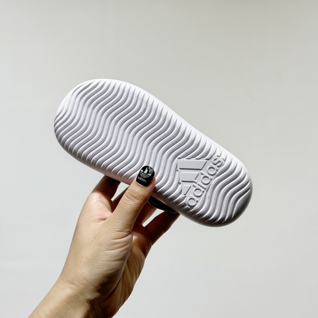 图片[8]-端午福利 🔗专柜版Adidas小海马三代儿童凉鞋 🦶尺码：22-35码 👟 Adidas小海马三代童鞋，踩出快乐的步伐👣设计超级萌萌哒🎈，色彩斑斓，就像彩虹🌈在脚边跳舞。 🌟经典Adidas logo，品质保证👍，每一双都是匠心之作。柔软的内里💖，贴合宝宝的小脚，行走间如行云流水🍃，让宝宝尽享夏日清凉。 🛠️耐磨橡胶外底耐用防滑，无论是沙滩玩耍🏖️还是日常出行，都能给宝贝最安心的保护。而且，清洗起来也超方便💦，妈妈们再也不用担心弄脏鞋子啦！-选品中心