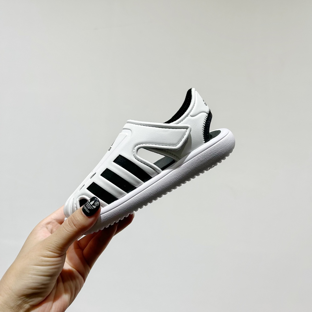 图片[4]-端午福利 🔗专柜版Adidas小海马三代儿童凉鞋 🦶尺码：22-35码 👟 Adidas小海马三代童鞋，踩出快乐的步伐👣设计超级萌萌哒🎈，色彩斑斓，就像彩虹🌈在脚边跳舞。 🌟经典Adidas logo，品质保证👍，每一双都是匠心之作。柔软的内里💖，贴合宝宝的小脚，行走间如行云流水🍃，让宝宝尽享夏日清凉。 🛠️耐磨橡胶外底耐用防滑，无论是沙滩玩耍🏖️还是日常出行，都能给宝贝最安心的保护。而且，清洗起来也超方便💦，妈妈们再也不用担心弄脏鞋子啦！-选品中心