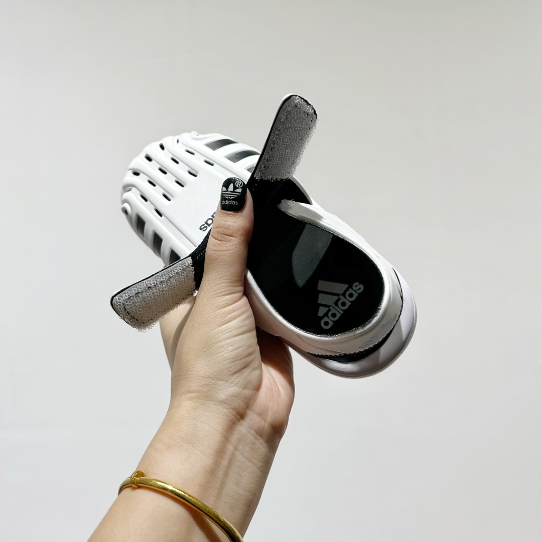 图片[7]-端午福利 🔗专柜版Adidas小海马三代儿童凉鞋 🦶尺码：22-35码 👟 Adidas小海马三代童鞋，踩出快乐的步伐👣设计超级萌萌哒🎈，色彩斑斓，就像彩虹🌈在脚边跳舞。 🌟经典Adidas logo，品质保证👍，每一双都是匠心之作。柔软的内里💖，贴合宝宝的小脚，行走间如行云流水🍃，让宝宝尽享夏日清凉。 🛠️耐磨橡胶外底耐用防滑，无论是沙滩玩耍🏖️还是日常出行，都能给宝贝最安心的保护。而且，清洗起来也超方便💦，妈妈们再也不用担心弄脏鞋子啦！-选品中心