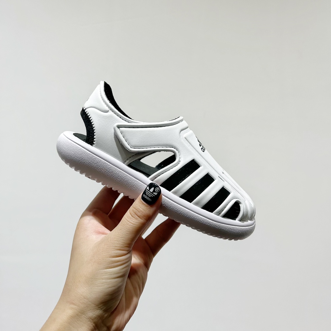 图片[2]-端午福利 🔗专柜版Adidas小海马三代儿童凉鞋 🦶尺码：22-35码 👟 Adidas小海马三代童鞋，踩出快乐的步伐👣设计超级萌萌哒🎈，色彩斑斓，就像彩虹🌈在脚边跳舞。 🌟经典Adidas logo，品质保证👍，每一双都是匠心之作。柔软的内里💖，贴合宝宝的小脚，行走间如行云流水🍃，让宝宝尽享夏日清凉。 🛠️耐磨橡胶外底耐用防滑，无论是沙滩玩耍🏖️还是日常出行，都能给宝贝最安心的保护。而且，清洗起来也超方便💦，妈妈们再也不用担心弄脏鞋子啦！-选品中心