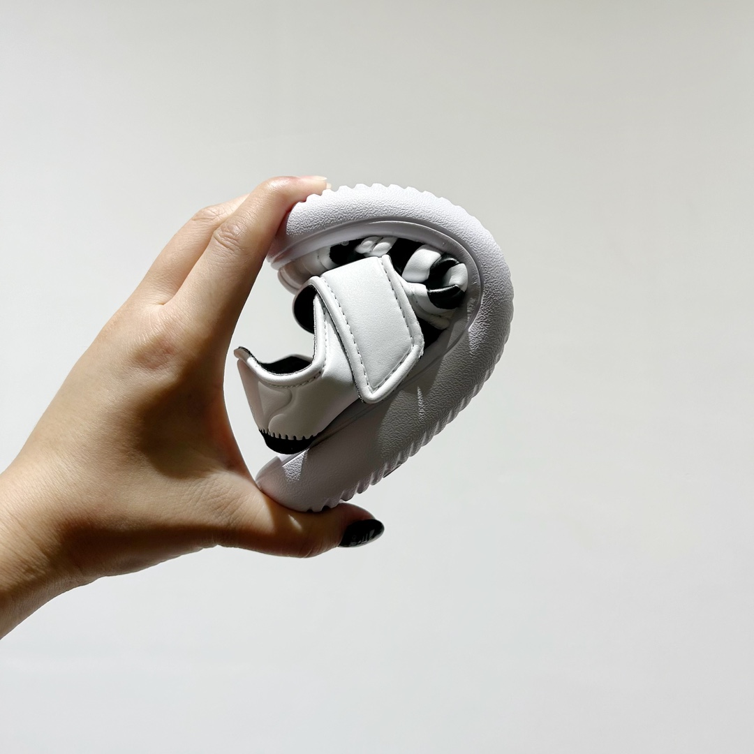 图片[9]-端午福利 🔗专柜版Adidas小海马三代儿童凉鞋 🦶尺码：22-35码 👟 Adidas小海马三代童鞋，踩出快乐的步伐👣设计超级萌萌哒🎈，色彩斑斓，就像彩虹🌈在脚边跳舞。 🌟经典Adidas logo，品质保证👍，每一双都是匠心之作。柔软的内里💖，贴合宝宝的小脚，行走间如行云流水🍃，让宝宝尽享夏日清凉。 🛠️耐磨橡胶外底耐用防滑，无论是沙滩玩耍🏖️还是日常出行，都能给宝贝最安心的保护。而且，清洗起来也超方便💦，妈妈们再也不用担心弄脏鞋子啦！-选品中心