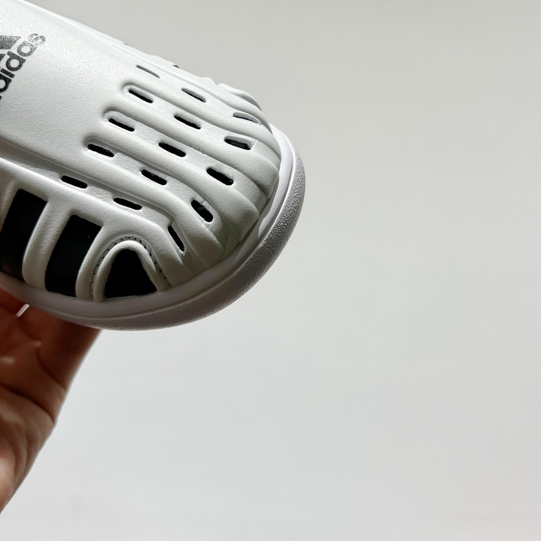 图片[5]-端午福利 🔗专柜版Adidas小海马三代儿童凉鞋 🦶尺码：22-35码 👟 Adidas小海马三代童鞋，踩出快乐的步伐👣设计超级萌萌哒🎈，色彩斑斓，就像彩虹🌈在脚边跳舞。 🌟经典Adidas logo，品质保证👍，每一双都是匠心之作。柔软的内里💖，贴合宝宝的小脚，行走间如行云流水🍃，让宝宝尽享夏日清凉。 🛠️耐磨橡胶外底耐用防滑，无论是沙滩玩耍🏖️还是日常出行，都能给宝贝最安心的保护。而且，清洗起来也超方便💦，妈妈们再也不用担心弄脏鞋子啦！-选品中心