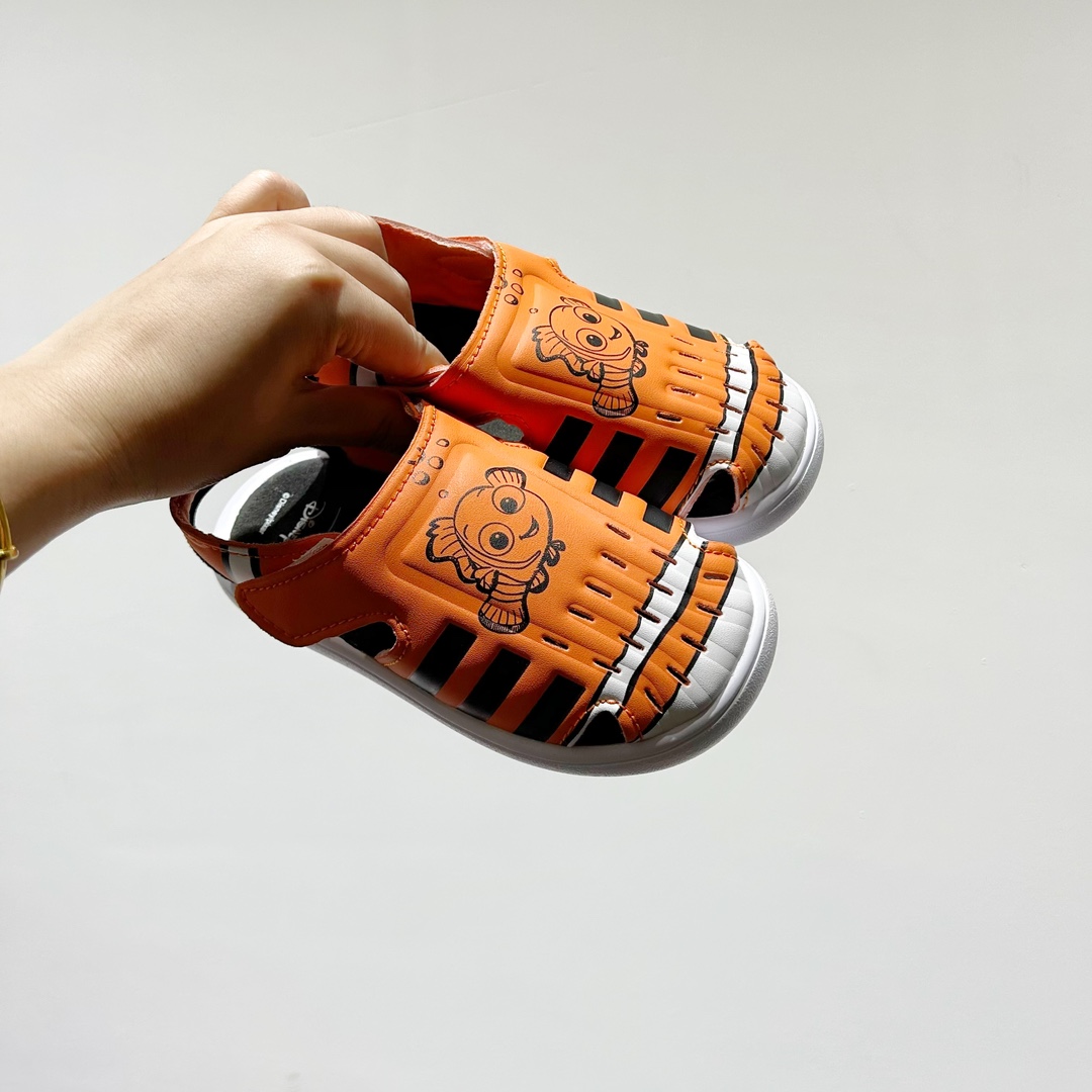 端午福利 🔗专柜版Adidas小海马三代儿童凉鞋 🦶尺码：22-35码 👟 Adidas小海马三代童鞋，踩出快乐的步伐👣设计超级萌萌哒🎈，色彩斑斓，就像彩虹🌈在脚边跳舞。 🌟经典Adidas logo，品质保证👍，每一双都是匠心之作。柔软的内里💖，贴合宝宝的小脚，行走间如行云流水🍃，让宝宝尽享夏日清凉。 🛠️耐磨橡胶外底耐用防滑，无论是沙滩玩耍🏖️还是日常出行，都能给宝贝最安心的保护。而且，清洗起来也超方便💦，妈妈们再也不用担心弄脏鞋子啦！-选品中心