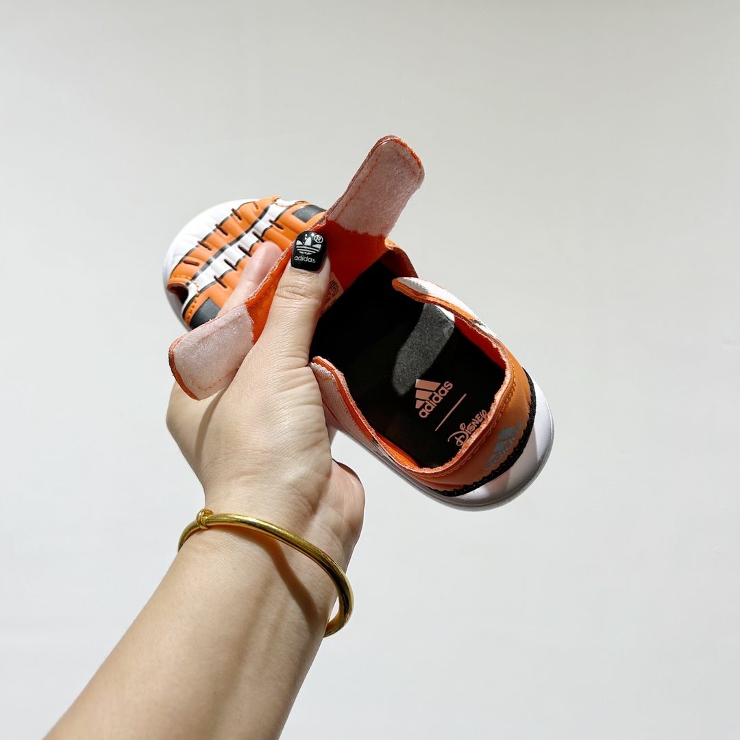 图片[7]-端午福利 🔗专柜版Adidas小海马三代儿童凉鞋 🦶尺码：22-35码 👟 Adidas小海马三代童鞋，踩出快乐的步伐👣设计超级萌萌哒🎈，色彩斑斓，就像彩虹🌈在脚边跳舞。 🌟经典Adidas logo，品质保证👍，每一双都是匠心之作。柔软的内里💖，贴合宝宝的小脚，行走间如行云流水🍃，让宝宝尽享夏日清凉。 🛠️耐磨橡胶外底耐用防滑，无论是沙滩玩耍🏖️还是日常出行，都能给宝贝最安心的保护。而且，清洗起来也超方便💦，妈妈们再也不用担心弄脏鞋子啦！-选品中心