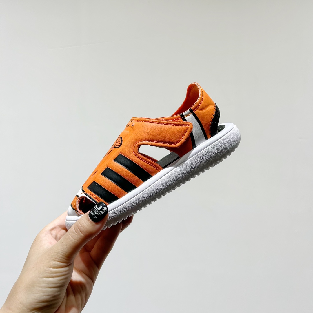 图片[4]-端午福利 🔗专柜版Adidas小海马三代儿童凉鞋 🦶尺码：22-35码 👟 Adidas小海马三代童鞋，踩出快乐的步伐👣设计超级萌萌哒🎈，色彩斑斓，就像彩虹🌈在脚边跳舞。 🌟经典Adidas logo，品质保证👍，每一双都是匠心之作。柔软的内里💖，贴合宝宝的小脚，行走间如行云流水🍃，让宝宝尽享夏日清凉。 🛠️耐磨橡胶外底耐用防滑，无论是沙滩玩耍🏖️还是日常出行，都能给宝贝最安心的保护。而且，清洗起来也超方便💦，妈妈们再也不用担心弄脏鞋子啦！-选品中心
