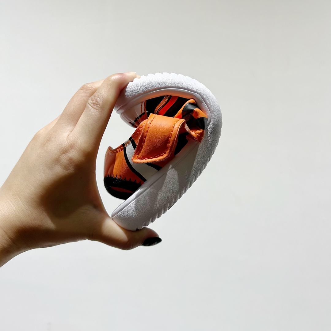 图片[9]-端午福利 🔗专柜版Adidas小海马三代儿童凉鞋 🦶尺码：22-35码 👟 Adidas小海马三代童鞋，踩出快乐的步伐👣设计超级萌萌哒🎈，色彩斑斓，就像彩虹🌈在脚边跳舞。 🌟经典Adidas logo，品质保证👍，每一双都是匠心之作。柔软的内里💖，贴合宝宝的小脚，行走间如行云流水🍃，让宝宝尽享夏日清凉。 🛠️耐磨橡胶外底耐用防滑，无论是沙滩玩耍🏖️还是日常出行，都能给宝贝最安心的保护。而且，清洗起来也超方便💦，妈妈们再也不用担心弄脏鞋子啦！-选品中心
