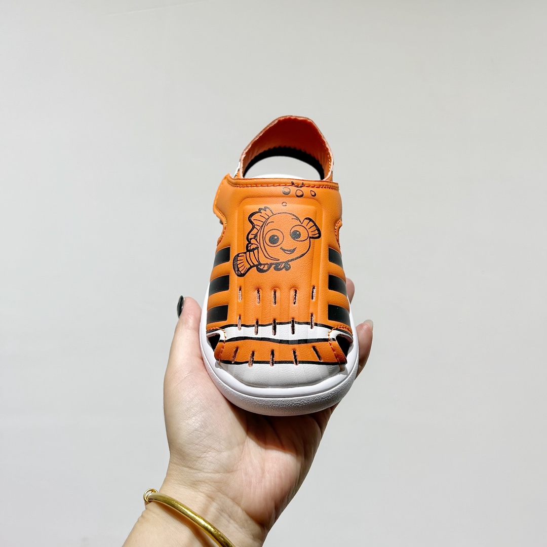 图片[3]-端午福利 🔗专柜版Adidas小海马三代儿童凉鞋 🦶尺码：22-35码 👟 Adidas小海马三代童鞋，踩出快乐的步伐👣设计超级萌萌哒🎈，色彩斑斓，就像彩虹🌈在脚边跳舞。 🌟经典Adidas logo，品质保证👍，每一双都是匠心之作。柔软的内里💖，贴合宝宝的小脚，行走间如行云流水🍃，让宝宝尽享夏日清凉。 🛠️耐磨橡胶外底耐用防滑，无论是沙滩玩耍🏖️还是日常出行，都能给宝贝最安心的保护。而且，清洗起来也超方便💦，妈妈们再也不用担心弄脏鞋子啦！-选品中心