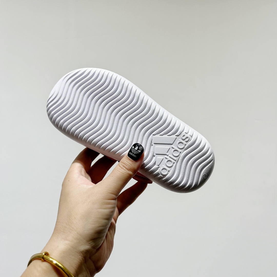 图片[8]-端午福利 🔗专柜版Adidas小海马三代儿童凉鞋 🦶尺码：22-35码 👟 Adidas小海马三代童鞋，踩出快乐的步伐👣设计超级萌萌哒🎈，色彩斑斓，就像彩虹🌈在脚边跳舞。 🌟经典Adidas logo，品质保证👍，每一双都是匠心之作。柔软的内里💖，贴合宝宝的小脚，行走间如行云流水🍃，让宝宝尽享夏日清凉。 🛠️耐磨橡胶外底耐用防滑，无论是沙滩玩耍🏖️还是日常出行，都能给宝贝最安心的保护。而且，清洗起来也超方便💦，妈妈们再也不用担心弄脏鞋子啦！-选品中心