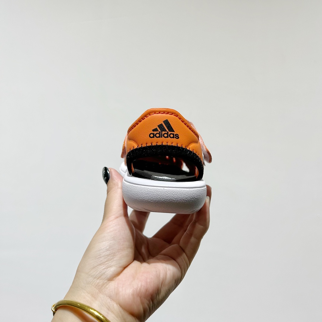 图片[6]-端午福利 🔗专柜版Adidas小海马三代儿童凉鞋 🦶尺码：22-35码 👟 Adidas小海马三代童鞋，踩出快乐的步伐👣设计超级萌萌哒🎈，色彩斑斓，就像彩虹🌈在脚边跳舞。 🌟经典Adidas logo，品质保证👍，每一双都是匠心之作。柔软的内里💖，贴合宝宝的小脚，行走间如行云流水🍃，让宝宝尽享夏日清凉。 🛠️耐磨橡胶外底耐用防滑，无论是沙滩玩耍🏖️还是日常出行，都能给宝贝最安心的保护。而且，清洗起来也超方便💦，妈妈们再也不用担心弄脏鞋子啦！-选品中心