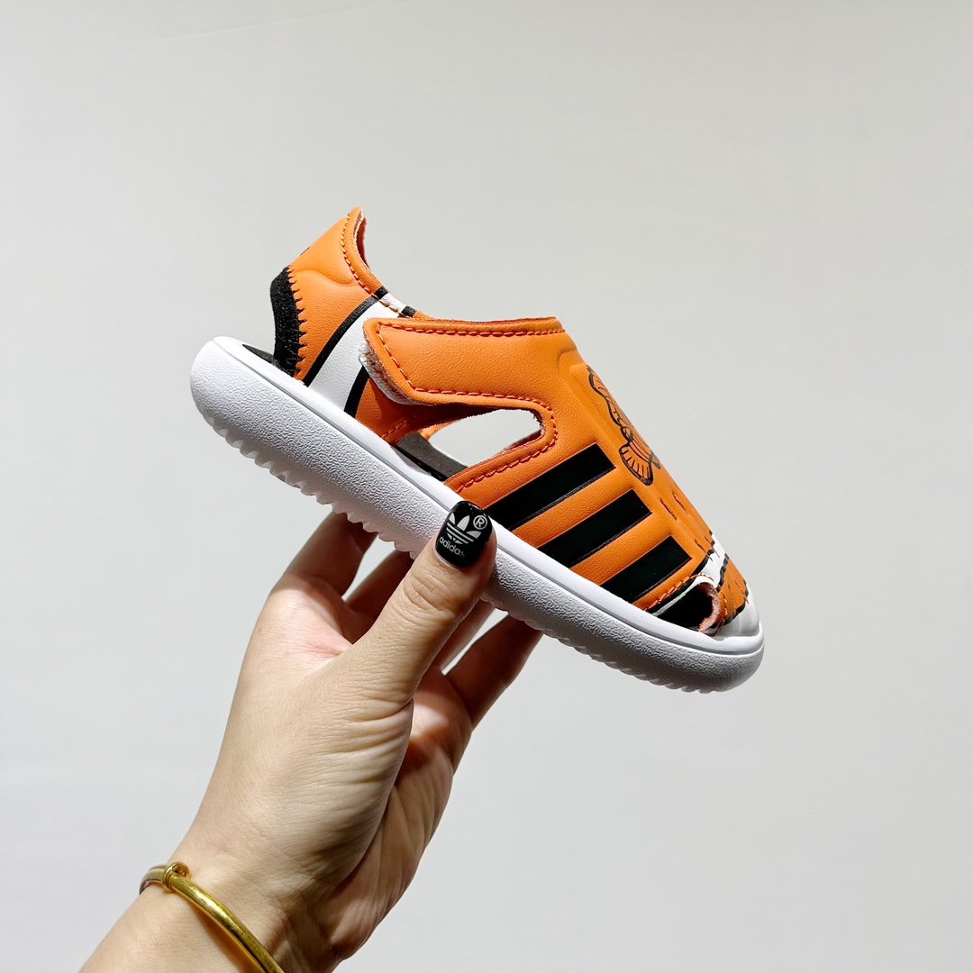 图片[2]-端午福利 🔗专柜版Adidas小海马三代儿童凉鞋 🦶尺码：22-35码 👟 Adidas小海马三代童鞋，踩出快乐的步伐👣设计超级萌萌哒🎈，色彩斑斓，就像彩虹🌈在脚边跳舞。 🌟经典Adidas logo，品质保证👍，每一双都是匠心之作。柔软的内里💖，贴合宝宝的小脚，行走间如行云流水🍃，让宝宝尽享夏日清凉。 🛠️耐磨橡胶外底耐用防滑，无论是沙滩玩耍🏖️还是日常出行，都能给宝贝最安心的保护。而且，清洗起来也超方便💦，妈妈们再也不用担心弄脏鞋子啦！-选品中心