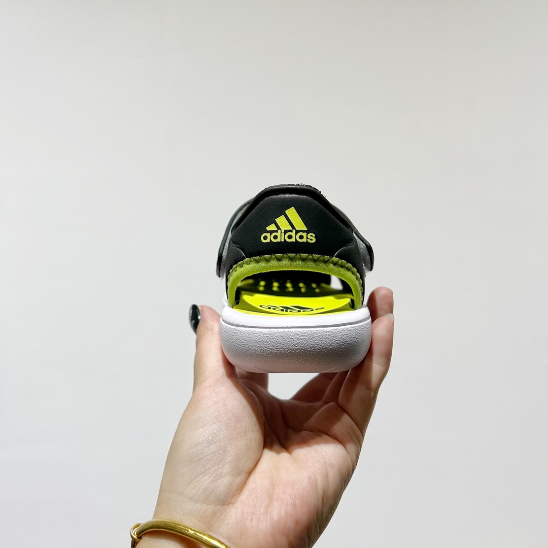 图片[6]-端午福利 🔗专柜版Adidas小海马三代儿童凉鞋 🦶尺码：22-35码 👟 Adidas小海马三代童鞋，踩出快乐的步伐👣设计超级萌萌哒🎈，色彩斑斓，就像彩虹🌈在脚边跳舞。 🌟经典Adidas logo，品质保证👍，每一双都是匠心之作。柔软的内里💖，贴合宝宝的小脚，行走间如行云流水🍃，让宝宝尽享夏日清凉。 🛠️耐磨橡胶外底耐用防滑，无论是沙滩玩耍🏖️还是日常出行，都能给宝贝最安心的保护。而且，清洗起来也超方便💦，妈妈们再也不用担心弄脏鞋子啦！-选品中心