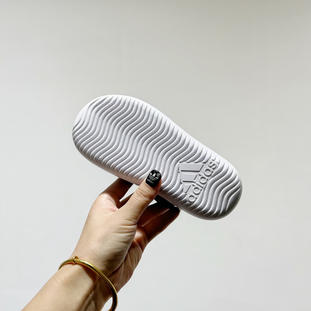 图片[8]-端午福利 🔗专柜版Adidas小海马三代儿童凉鞋 🦶尺码：22-35码 👟 Adidas小海马三代童鞋，踩出快乐的步伐👣设计超级萌萌哒🎈，色彩斑斓，就像彩虹🌈在脚边跳舞。 🌟经典Adidas logo，品质保证👍，每一双都是匠心之作。柔软的内里💖，贴合宝宝的小脚，行走间如行云流水🍃，让宝宝尽享夏日清凉。 🛠️耐磨橡胶外底耐用防滑，无论是沙滩玩耍🏖️还是日常出行，都能给宝贝最安心的保护。而且，清洗起来也超方便💦，妈妈们再也不用担心弄脏鞋子啦！-选品中心