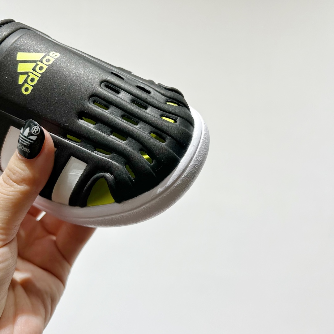 图片[5]-端午福利 🔗专柜版Adidas小海马三代儿童凉鞋 🦶尺码：22-35码 👟 Adidas小海马三代童鞋，踩出快乐的步伐👣设计超级萌萌哒🎈，色彩斑斓，就像彩虹🌈在脚边跳舞。 🌟经典Adidas logo，品质保证👍，每一双都是匠心之作。柔软的内里💖，贴合宝宝的小脚，行走间如行云流水🍃，让宝宝尽享夏日清凉。 🛠️耐磨橡胶外底耐用防滑，无论是沙滩玩耍🏖️还是日常出行，都能给宝贝最安心的保护。而且，清洗起来也超方便💦，妈妈们再也不用担心弄脏鞋子啦！-选品中心