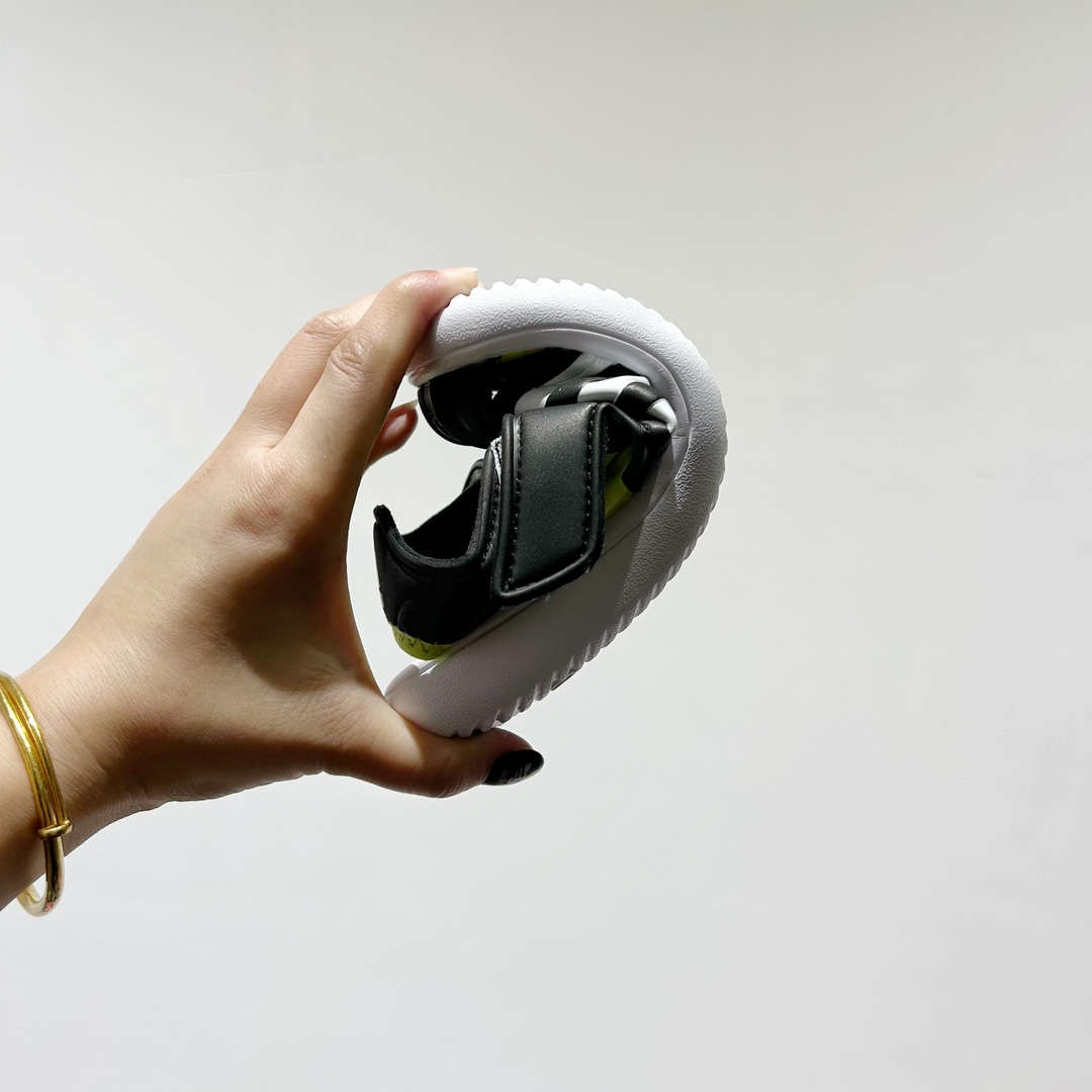 图片[9]-端午福利 🔗专柜版Adidas小海马三代儿童凉鞋 🦶尺码：22-35码 👟 Adidas小海马三代童鞋，踩出快乐的步伐👣设计超级萌萌哒🎈，色彩斑斓，就像彩虹🌈在脚边跳舞。 🌟经典Adidas logo，品质保证👍，每一双都是匠心之作。柔软的内里💖，贴合宝宝的小脚，行走间如行云流水🍃，让宝宝尽享夏日清凉。 🛠️耐磨橡胶外底耐用防滑，无论是沙滩玩耍🏖️还是日常出行，都能给宝贝最安心的保护。而且，清洗起来也超方便💦，妈妈们再也不用担心弄脏鞋子啦！-选品中心