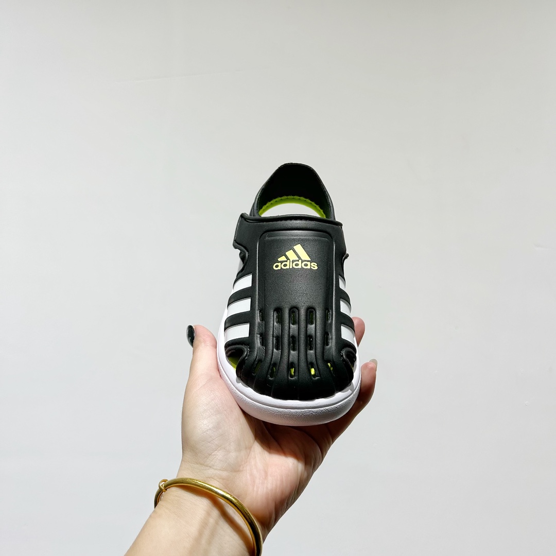 图片[3]-端午福利 🔗专柜版Adidas小海马三代儿童凉鞋 🦶尺码：22-35码 👟 Adidas小海马三代童鞋，踩出快乐的步伐👣设计超级萌萌哒🎈，色彩斑斓，就像彩虹🌈在脚边跳舞。 🌟经典Adidas logo，品质保证👍，每一双都是匠心之作。柔软的内里💖，贴合宝宝的小脚，行走间如行云流水🍃，让宝宝尽享夏日清凉。 🛠️耐磨橡胶外底耐用防滑，无论是沙滩玩耍🏖️还是日常出行，都能给宝贝最安心的保护。而且，清洗起来也超方便💦，妈妈们再也不用担心弄脏鞋子啦！-选品中心