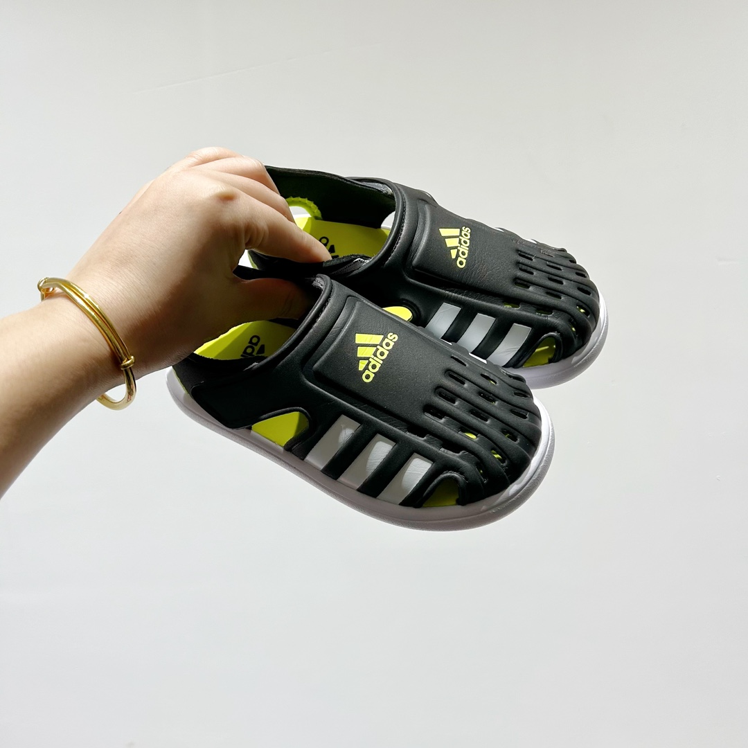 端午福利 🔗专柜版Adidas小海马三代儿童凉鞋 🦶尺码：22-35码 👟 Adidas小海马三代童鞋，踩出快乐的步伐👣设计超级萌萌哒🎈，色彩斑斓，就像彩虹🌈在脚边跳舞。 🌟经典Adidas logo，品质保证👍，每一双都是匠心之作。柔软的内里💖，贴合宝宝的小脚，行走间如行云流水🍃，让宝宝尽享夏日清凉。 🛠️耐磨橡胶外底耐用防滑，无论是沙滩玩耍🏖️还是日常出行，都能给宝贝最安心的保护。而且，清洗起来也超方便💦，妈妈们再也不用担心弄脏鞋子啦！-选品中心