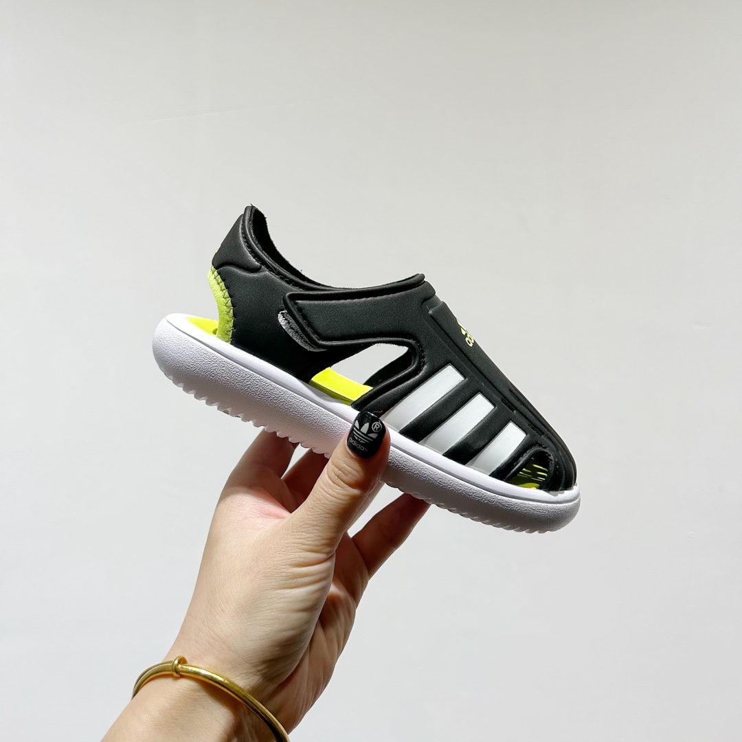 图片[2]-端午福利 🔗专柜版Adidas小海马三代儿童凉鞋 🦶尺码：22-35码 👟 Adidas小海马三代童鞋，踩出快乐的步伐👣设计超级萌萌哒🎈，色彩斑斓，就像彩虹🌈在脚边跳舞。 🌟经典Adidas logo，品质保证👍，每一双都是匠心之作。柔软的内里💖，贴合宝宝的小脚，行走间如行云流水🍃，让宝宝尽享夏日清凉。 🛠️耐磨橡胶外底耐用防滑，无论是沙滩玩耍🏖️还是日常出行，都能给宝贝最安心的保护。而且，清洗起来也超方便💦，妈妈们再也不用担心弄脏鞋子啦！-选品中心