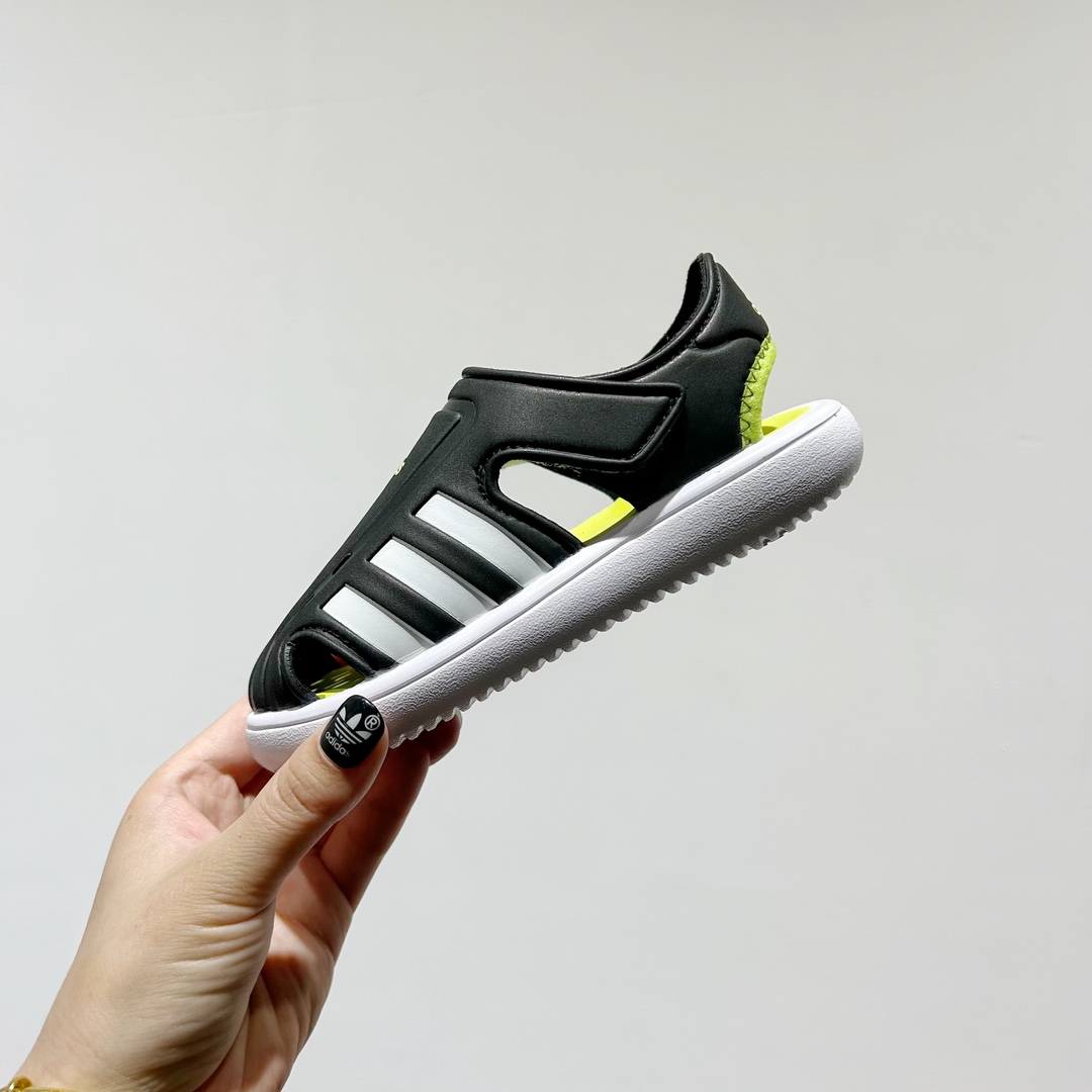 图片[4]-端午福利 🔗专柜版Adidas小海马三代儿童凉鞋 🦶尺码：22-35码 👟 Adidas小海马三代童鞋，踩出快乐的步伐👣设计超级萌萌哒🎈，色彩斑斓，就像彩虹🌈在脚边跳舞。 🌟经典Adidas logo，品质保证👍，每一双都是匠心之作。柔软的内里💖，贴合宝宝的小脚，行走间如行云流水🍃，让宝宝尽享夏日清凉。 🛠️耐磨橡胶外底耐用防滑，无论是沙滩玩耍🏖️还是日常出行，都能给宝贝最安心的保护。而且，清洗起来也超方便💦，妈妈们再也不用担心弄脏鞋子啦！-选品中心
