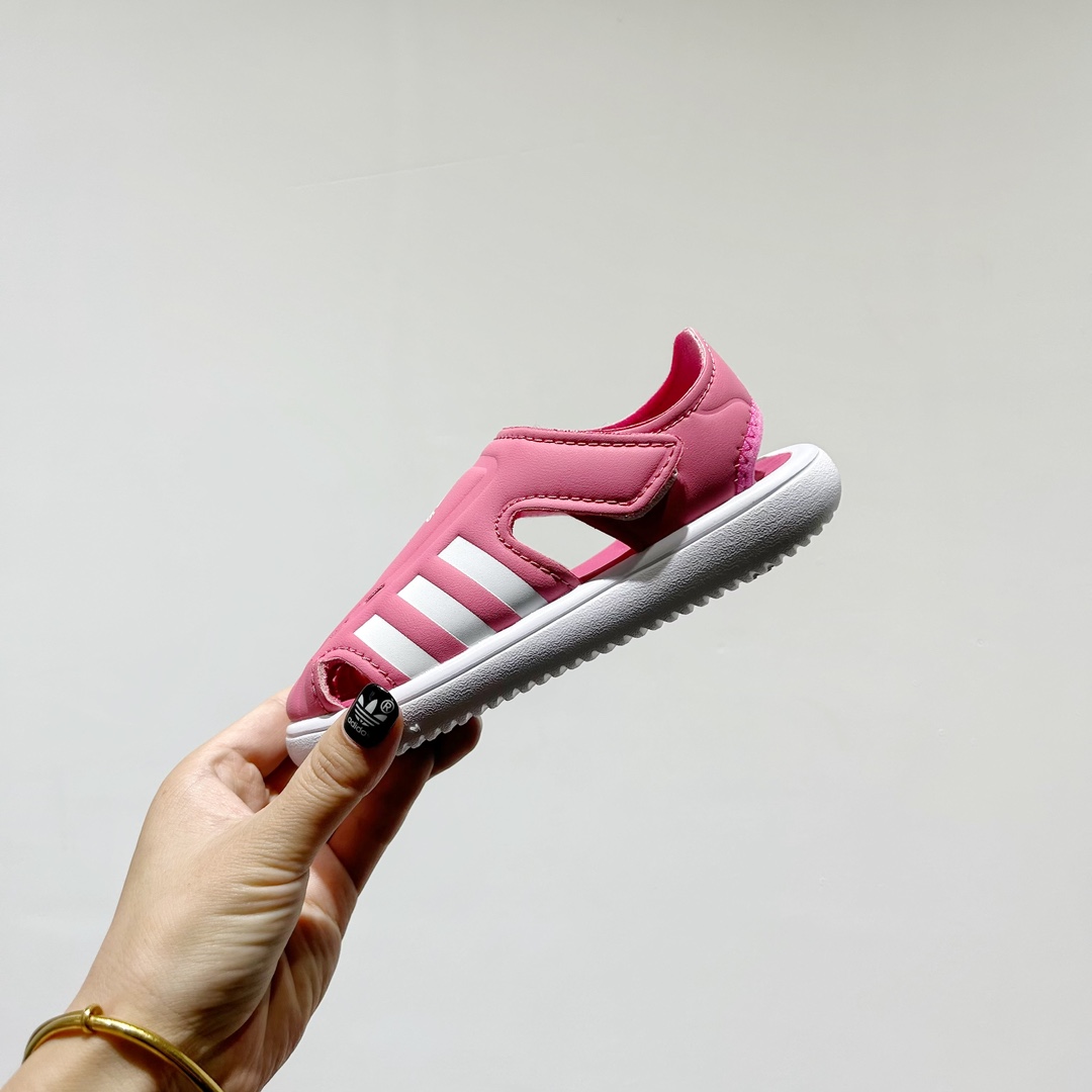 图片[4]-🔗专柜版Adidas小海马三代儿童凉鞋 🦶尺码：22-35码 👟 Adidas小海马三代童鞋，踩出快乐的步伐👣设计超级萌萌哒🎈，色彩斑斓，就像彩虹🌈在脚边跳舞。 🌟经典Adidas logo，品质保证👍，每一双都是匠心之作。柔软的内里💖，贴合宝宝的小脚，行走间如行云流水🍃，让宝宝尽享夏日清凉。 🛠️耐磨橡胶外底耐用防滑，无论是沙滩玩耍🏖️还是日常出行，都能给宝贝最安心的保护。而且，清洗起来也超方便💦，妈妈们再也不用担心弄脏鞋子啦！-选品中心