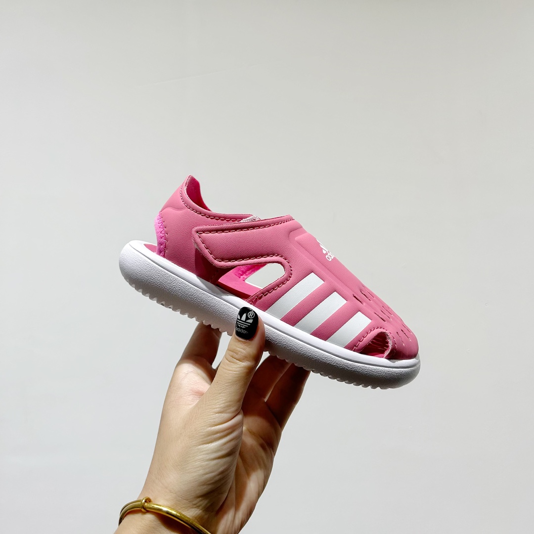 图片[2]-🔗专柜版Adidas小海马三代儿童凉鞋 🦶尺码：22-35码 👟 Adidas小海马三代童鞋，踩出快乐的步伐👣设计超级萌萌哒🎈，色彩斑斓，就像彩虹🌈在脚边跳舞。 🌟经典Adidas logo，品质保证👍，每一双都是匠心之作。柔软的内里💖，贴合宝宝的小脚，行走间如行云流水🍃，让宝宝尽享夏日清凉。 🛠️耐磨橡胶外底耐用防滑，无论是沙滩玩耍🏖️还是日常出行，都能给宝贝最安心的保护。而且，清洗起来也超方便💦，妈妈们再也不用担心弄脏鞋子啦！-选品中心