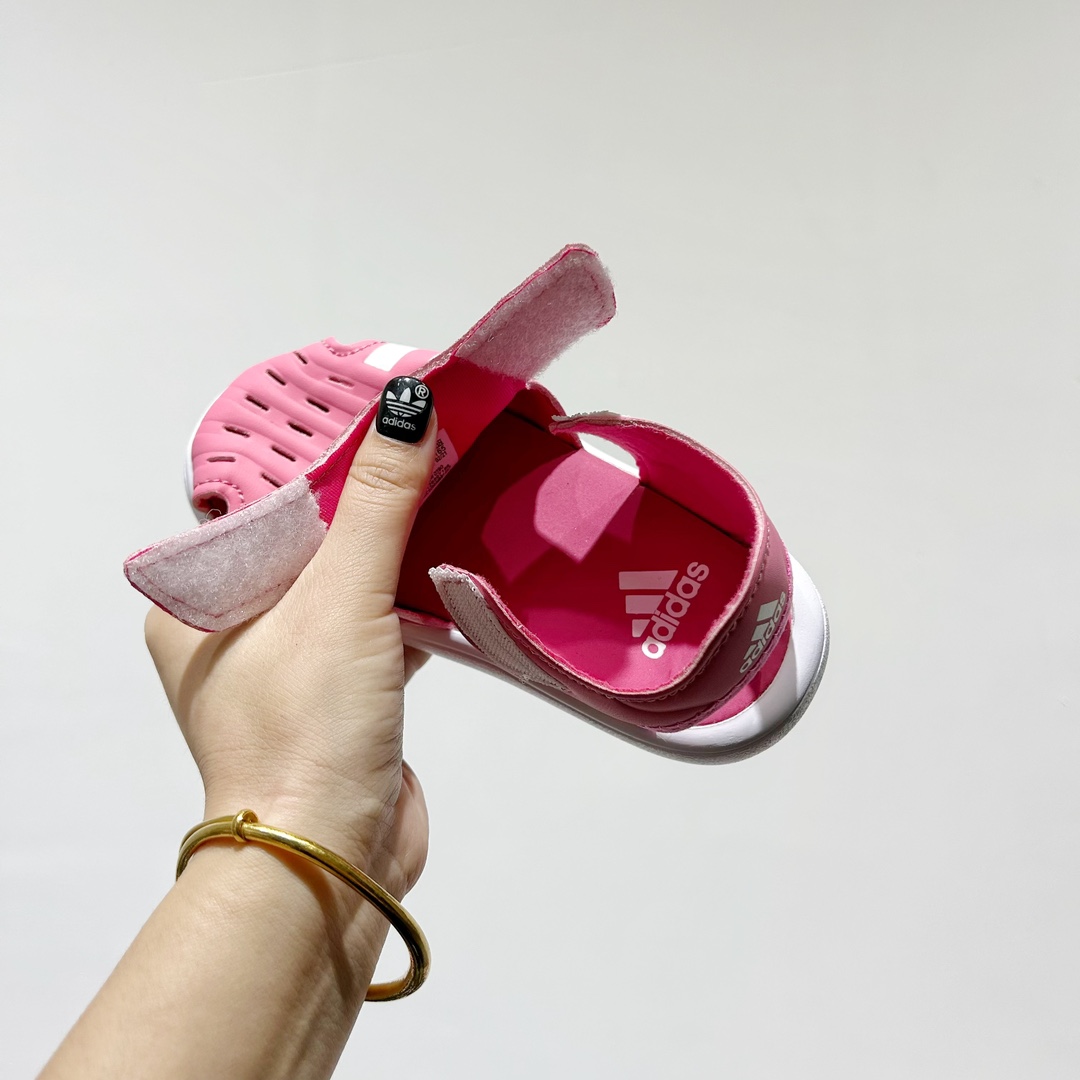 图片[7]-🔗专柜版Adidas小海马三代儿童凉鞋 🦶尺码：22-35码 👟 Adidas小海马三代童鞋，踩出快乐的步伐👣设计超级萌萌哒🎈，色彩斑斓，就像彩虹🌈在脚边跳舞。 🌟经典Adidas logo，品质保证👍，每一双都是匠心之作。柔软的内里💖，贴合宝宝的小脚，行走间如行云流水🍃，让宝宝尽享夏日清凉。 🛠️耐磨橡胶外底耐用防滑，无论是沙滩玩耍🏖️还是日常出行，都能给宝贝最安心的保护。而且，清洗起来也超方便💦，妈妈们再也不用担心弄脏鞋子啦！-选品中心