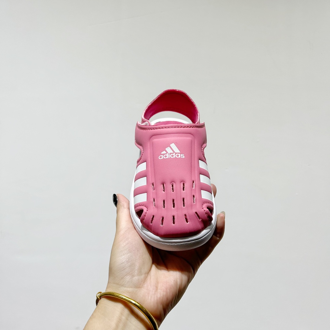 图片[3]-🔗专柜版Adidas小海马三代儿童凉鞋 🦶尺码：22-35码 👟 Adidas小海马三代童鞋，踩出快乐的步伐👣设计超级萌萌哒🎈，色彩斑斓，就像彩虹🌈在脚边跳舞。 🌟经典Adidas logo，品质保证👍，每一双都是匠心之作。柔软的内里💖，贴合宝宝的小脚，行走间如行云流水🍃，让宝宝尽享夏日清凉。 🛠️耐磨橡胶外底耐用防滑，无论是沙滩玩耍🏖️还是日常出行，都能给宝贝最安心的保护。而且，清洗起来也超方便💦，妈妈们再也不用担心弄脏鞋子啦！-选品中心