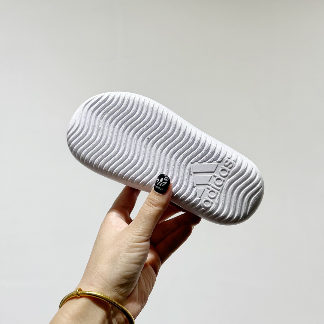 图片[8]-🔗专柜版Adidas小海马三代儿童凉鞋 🦶尺码：22-35码 👟 Adidas小海马三代童鞋，踩出快乐的步伐👣设计超级萌萌哒🎈，色彩斑斓，就像彩虹🌈在脚边跳舞。 🌟经典Adidas logo，品质保证👍，每一双都是匠心之作。柔软的内里💖，贴合宝宝的小脚，行走间如行云流水🍃，让宝宝尽享夏日清凉。 🛠️耐磨橡胶外底耐用防滑，无论是沙滩玩耍🏖️还是日常出行，都能给宝贝最安心的保护。而且，清洗起来也超方便💦，妈妈们再也不用担心弄脏鞋子啦！-选品中心