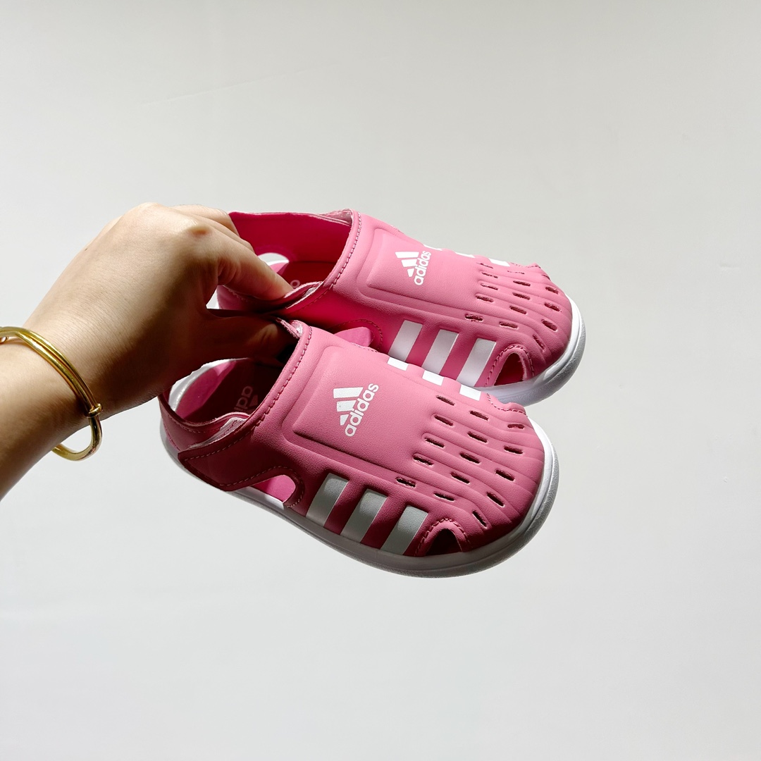 🔗专柜版Adidas小海马三代儿童凉鞋 🦶尺码：22-35码 👟 Adidas小海马三代童鞋，踩出快乐的步伐👣设计超级萌萌哒🎈，色彩斑斓，就像彩虹🌈在脚边跳舞。 🌟经典Adidas logo，品质保证👍，每一双都是匠心之作。柔软的内里💖，贴合宝宝的小脚，行走间如行云流水🍃，让宝宝尽享夏日清凉。 🛠️耐磨橡胶外底耐用防滑，无论是沙滩玩耍🏖️还是日常出行，都能给宝贝最安心的保护。而且，清洗起来也超方便💦，妈妈们再也不用担心弄脏鞋子啦！-选品中心