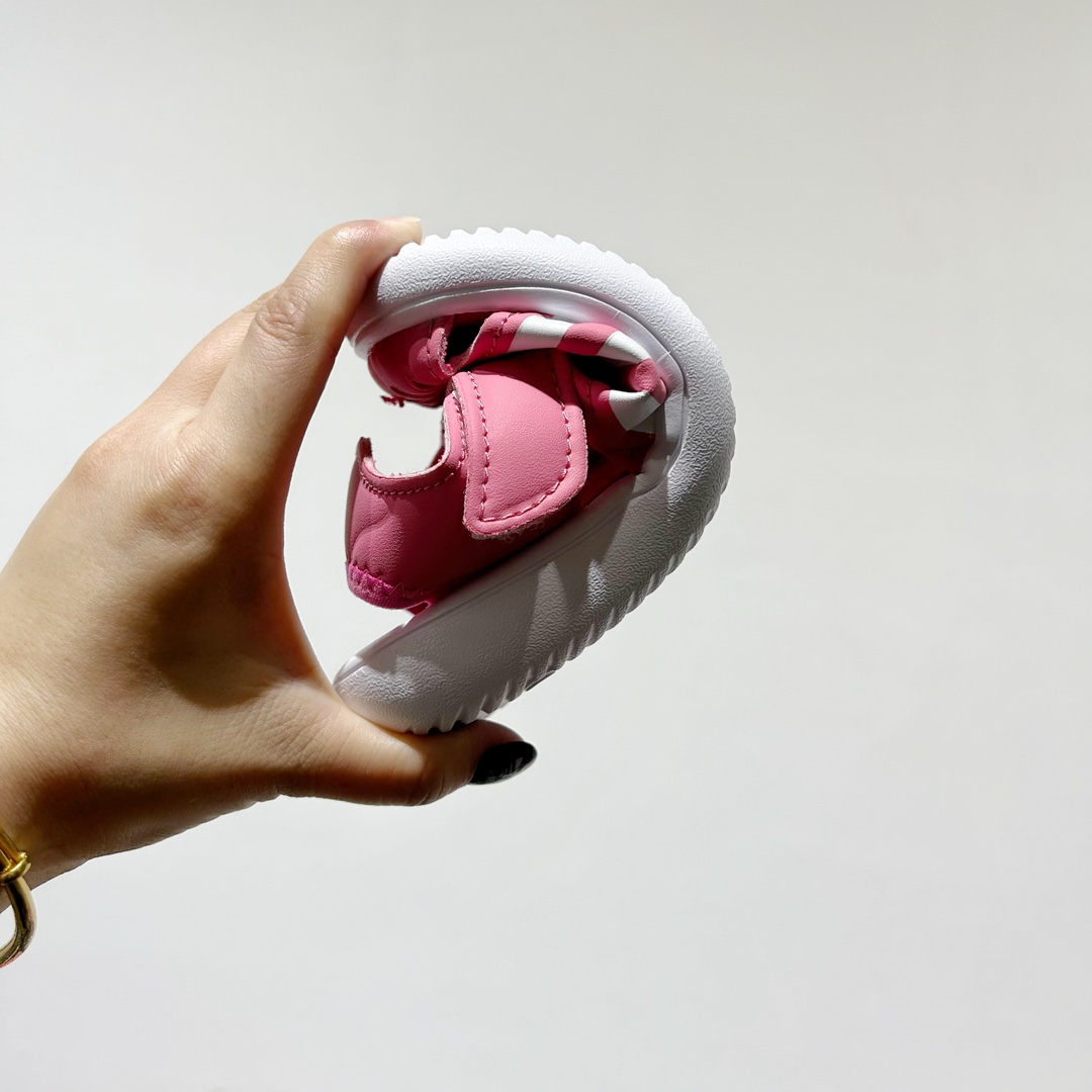 图片[9]-🔗专柜版Adidas小海马三代儿童凉鞋 🦶尺码：22-35码 👟 Adidas小海马三代童鞋，踩出快乐的步伐👣设计超级萌萌哒🎈，色彩斑斓，就像彩虹🌈在脚边跳舞。 🌟经典Adidas logo，品质保证👍，每一双都是匠心之作。柔软的内里💖，贴合宝宝的小脚，行走间如行云流水🍃，让宝宝尽享夏日清凉。 🛠️耐磨橡胶外底耐用防滑，无论是沙滩玩耍🏖️还是日常出行，都能给宝贝最安心的保护。而且，清洗起来也超方便💦，妈妈们再也不用担心弄脏鞋子啦！-选品中心