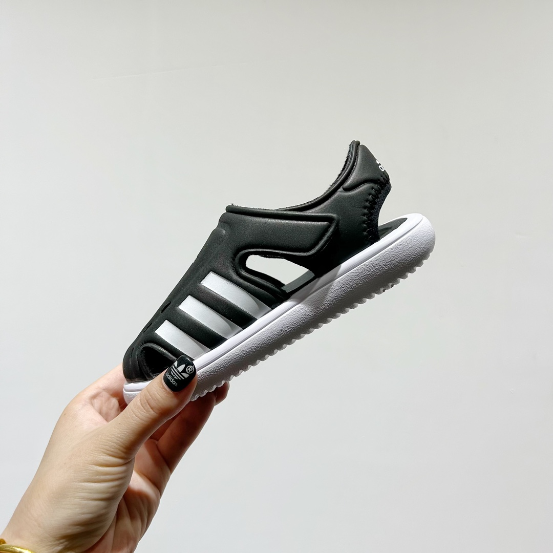 图片[4]-🔗专柜版Adidas小海马三代儿童凉鞋 🦶尺码：22-35码 👟 Adidas小海马三代童鞋，踩出快乐的步伐👣设计超级萌萌哒🎈，色彩斑斓，就像彩虹🌈在脚边跳舞。 🌟经典Adidas logo，品质保证👍，每一双都是匠心之作。柔软的内里💖，贴合宝宝的小脚，行走间如行云流水🍃，让宝宝尽享夏日清凉。 🛠️耐磨橡胶外底耐用防滑，无论是沙滩玩耍🏖️还是日常出行，都能给宝贝最安心的保护。而且，清洗起来也超方便💦，妈妈们再也不用担心弄脏鞋子啦！-选品中心