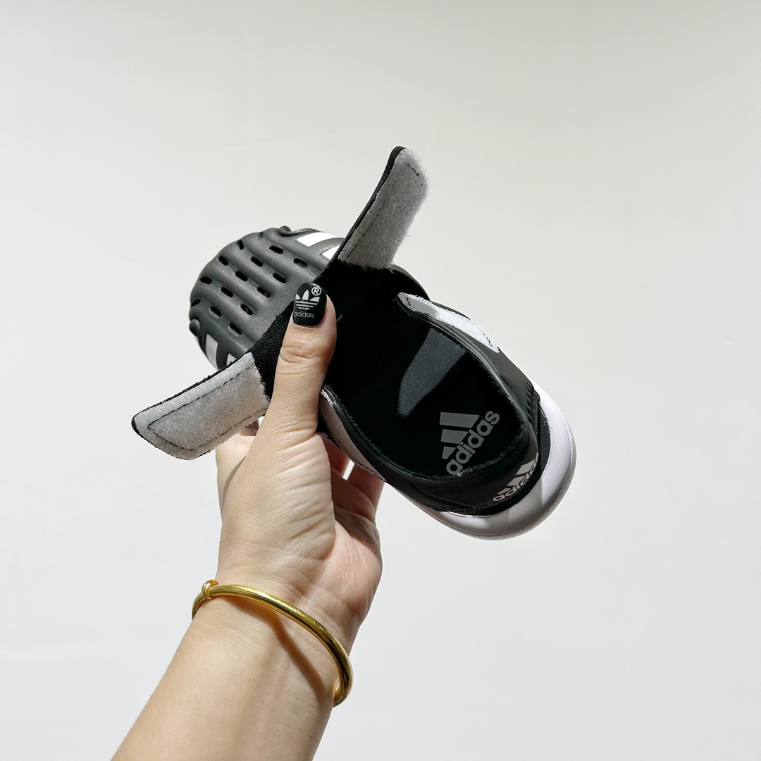 图片[7]-🔗专柜版Adidas小海马三代儿童凉鞋 🦶尺码：22-35码 👟 Adidas小海马三代童鞋，踩出快乐的步伐👣设计超级萌萌哒🎈，色彩斑斓，就像彩虹🌈在脚边跳舞。 🌟经典Adidas logo，品质保证👍，每一双都是匠心之作。柔软的内里💖，贴合宝宝的小脚，行走间如行云流水🍃，让宝宝尽享夏日清凉。 🛠️耐磨橡胶外底耐用防滑，无论是沙滩玩耍🏖️还是日常出行，都能给宝贝最安心的保护。而且，清洗起来也超方便💦，妈妈们再也不用担心弄脏鞋子啦！-选品中心