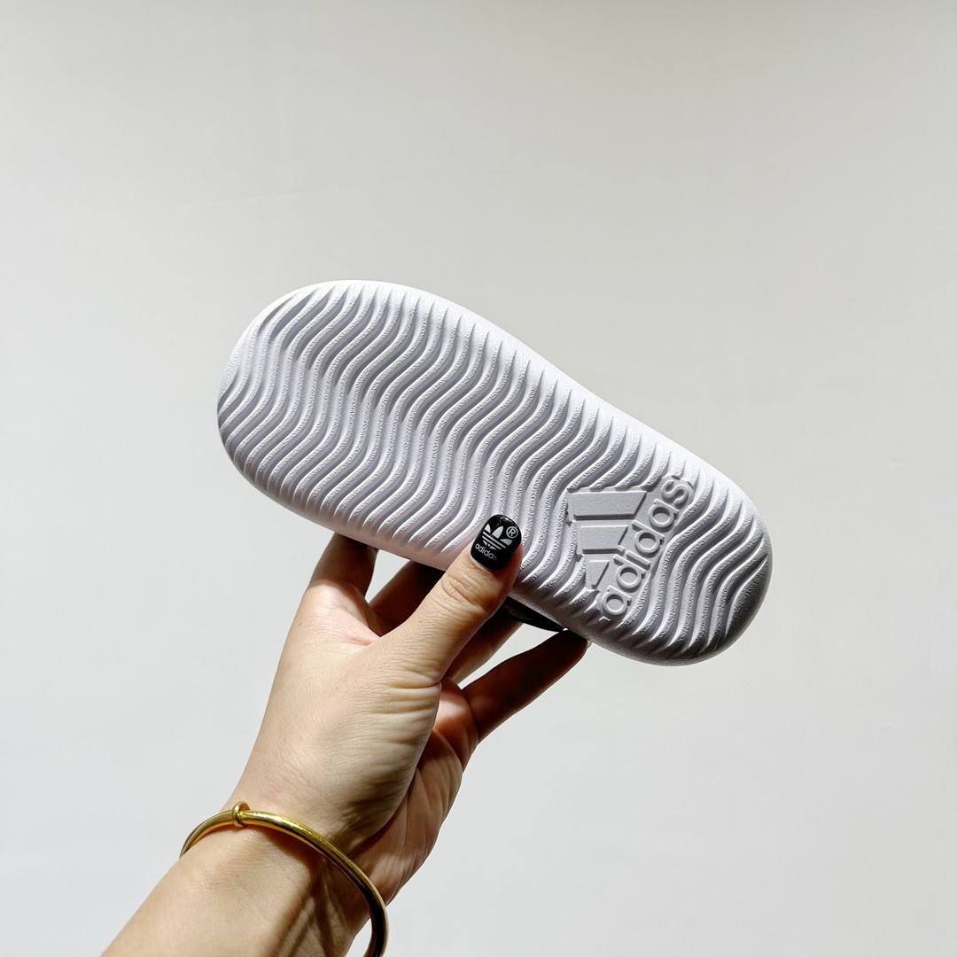 图片[8]-🔗专柜版Adidas小海马三代儿童凉鞋 🦶尺码：22-35码 👟 Adidas小海马三代童鞋，踩出快乐的步伐👣设计超级萌萌哒🎈，色彩斑斓，就像彩虹🌈在脚边跳舞。 🌟经典Adidas logo，品质保证👍，每一双都是匠心之作。柔软的内里💖，贴合宝宝的小脚，行走间如行云流水🍃，让宝宝尽享夏日清凉。 🛠️耐磨橡胶外底耐用防滑，无论是沙滩玩耍🏖️还是日常出行，都能给宝贝最安心的保护。而且，清洗起来也超方便💦，妈妈们再也不用担心弄脏鞋子啦！-选品中心