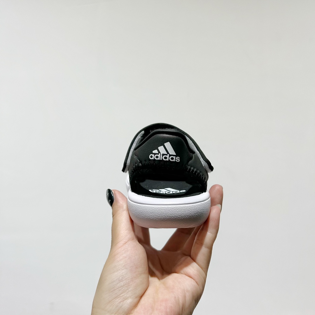 图片[6]-🔗专柜版Adidas小海马三代儿童凉鞋 🦶尺码：22-35码 👟 Adidas小海马三代童鞋，踩出快乐的步伐👣设计超级萌萌哒🎈，色彩斑斓，就像彩虹🌈在脚边跳舞。 🌟经典Adidas logo，品质保证👍，每一双都是匠心之作。柔软的内里💖，贴合宝宝的小脚，行走间如行云流水🍃，让宝宝尽享夏日清凉。 🛠️耐磨橡胶外底耐用防滑，无论是沙滩玩耍🏖️还是日常出行，都能给宝贝最安心的保护。而且，清洗起来也超方便💦，妈妈们再也不用担心弄脏鞋子啦！-选品中心