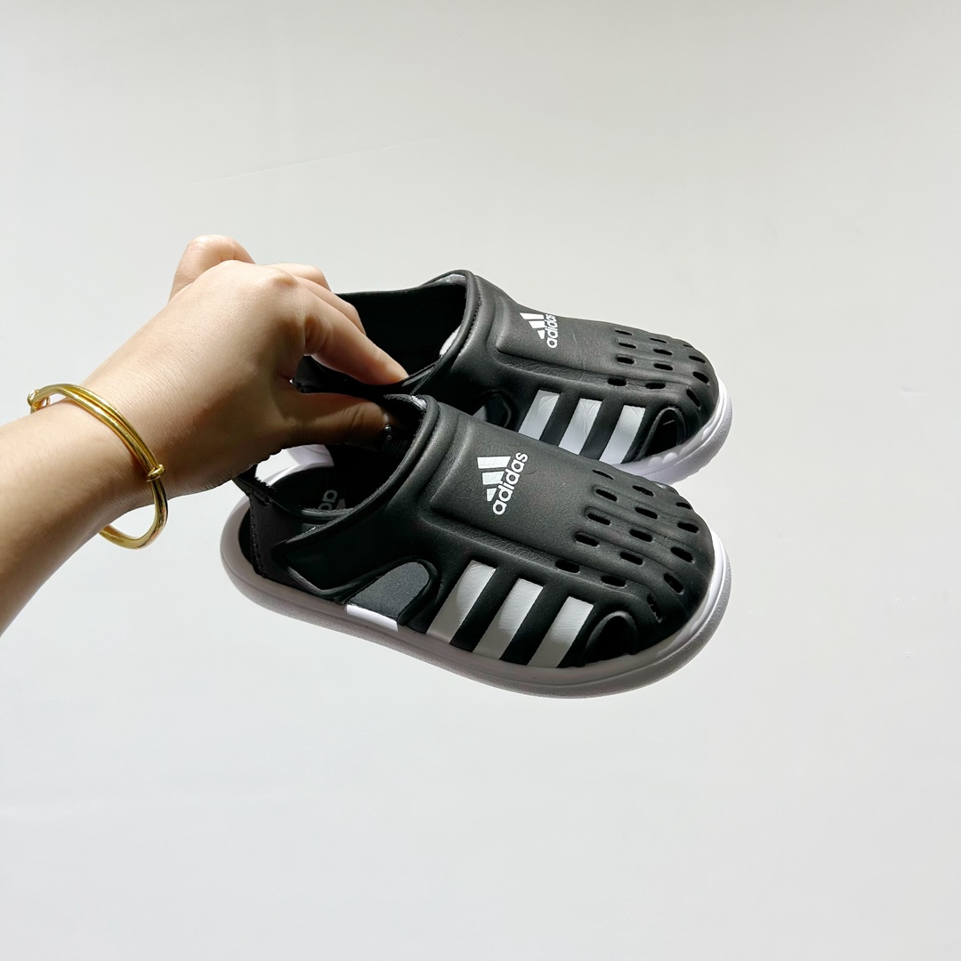 🔗专柜版Adidas小海马三代儿童凉鞋 🦶尺码：22-35码 👟 Adidas小海马三代童鞋，踩出快乐的步伐👣设计超级萌萌哒🎈，色彩斑斓，就像彩虹🌈在脚边跳舞。 🌟经典Adidas logo，品质保证👍，每一双都是匠心之作。柔软的内里💖，贴合宝宝的小脚，行走间如行云流水🍃，让宝宝尽享夏日清凉。 🛠️耐磨橡胶外底耐用防滑，无论是沙滩玩耍🏖️还是日常出行，都能给宝贝最安心的保护。而且，清洗起来也超方便💦，妈妈们再也不用担心弄脏鞋子啦！-选品中心