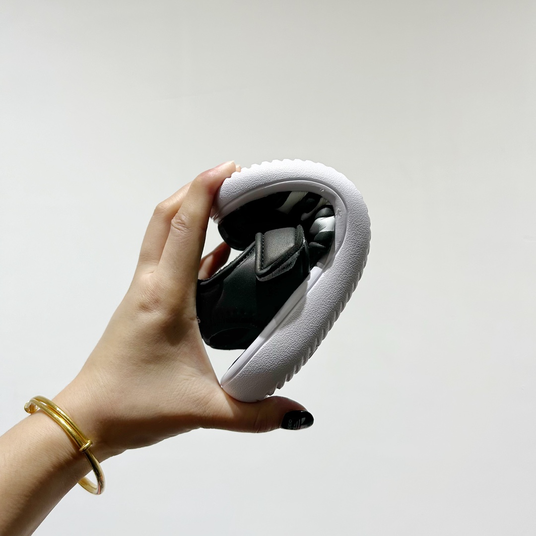 图片[9]-🔗专柜版Adidas小海马三代儿童凉鞋 🦶尺码：22-35码 👟 Adidas小海马三代童鞋，踩出快乐的步伐👣设计超级萌萌哒🎈，色彩斑斓，就像彩虹🌈在脚边跳舞。 🌟经典Adidas logo，品质保证👍，每一双都是匠心之作。柔软的内里💖，贴合宝宝的小脚，行走间如行云流水🍃，让宝宝尽享夏日清凉。 🛠️耐磨橡胶外底耐用防滑，无论是沙滩玩耍🏖️还是日常出行，都能给宝贝最安心的保护。而且，清洗起来也超方便💦，妈妈们再也不用担心弄脏鞋子啦！-选品中心